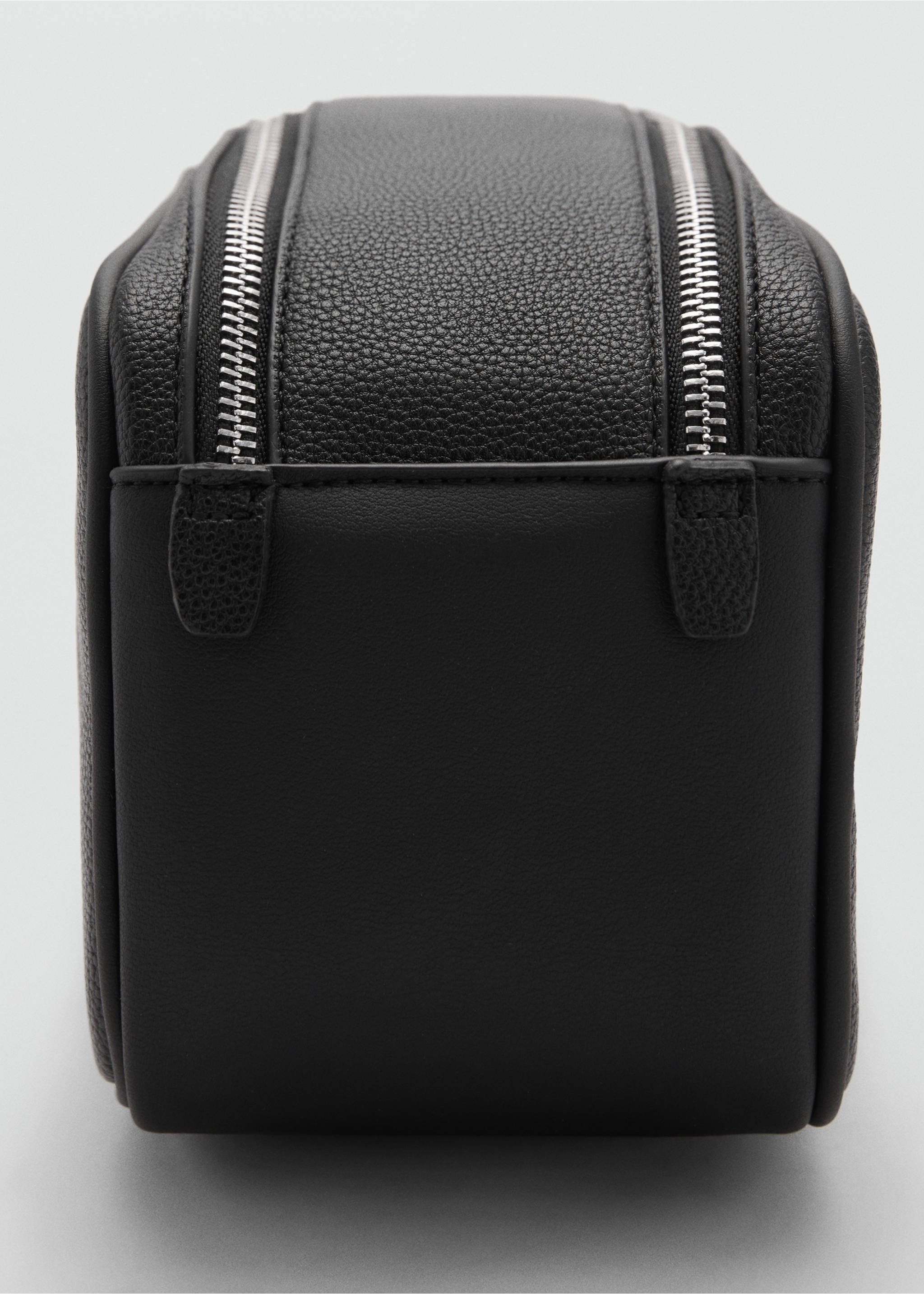 Zipped pebbled cosmetic bag - Details of the article 1, Black. Ref: 77032546-00.