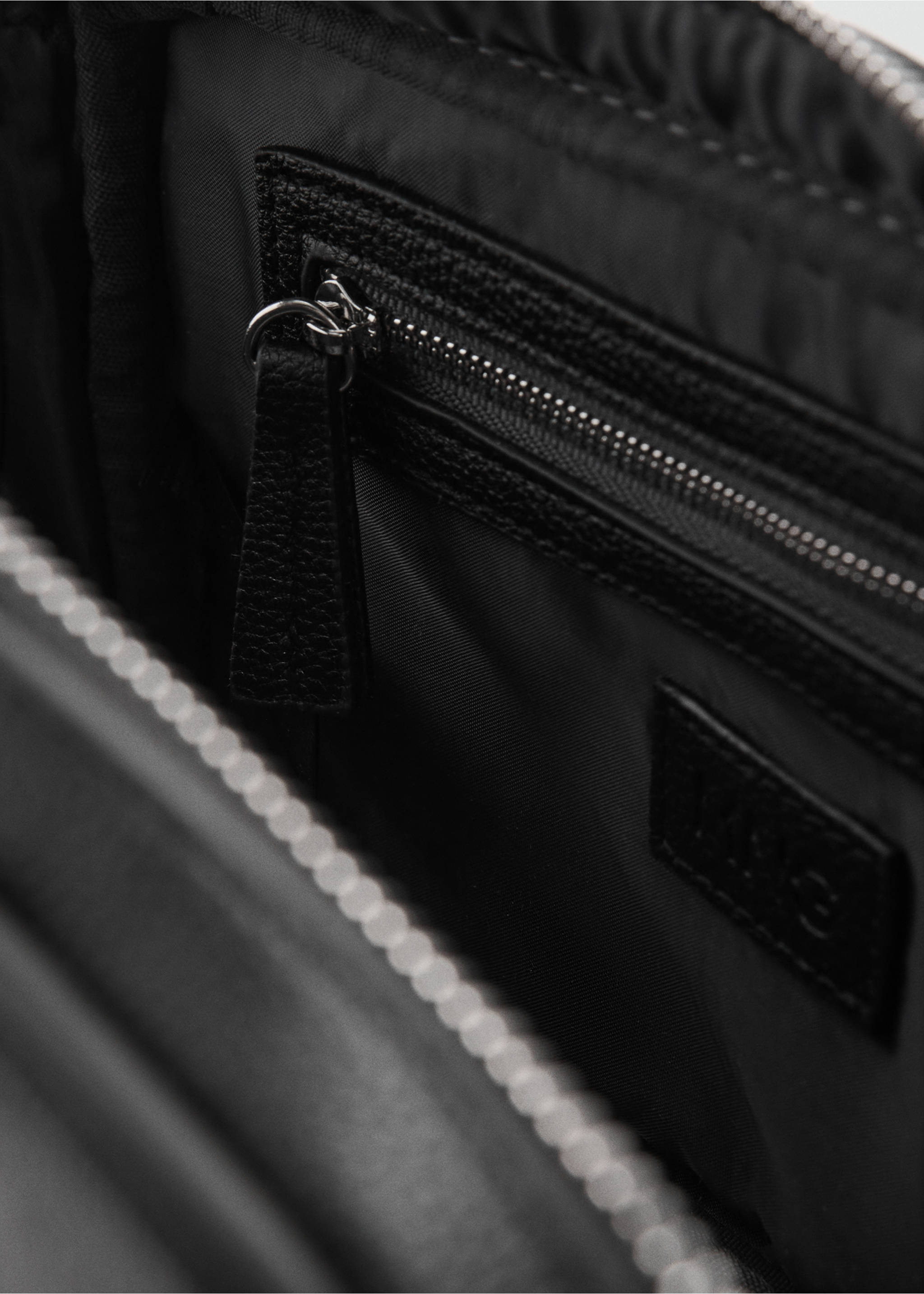 Zipped pebbled cosmetic bag - Details of the article 2, Black. Ref: 77032546-00.
