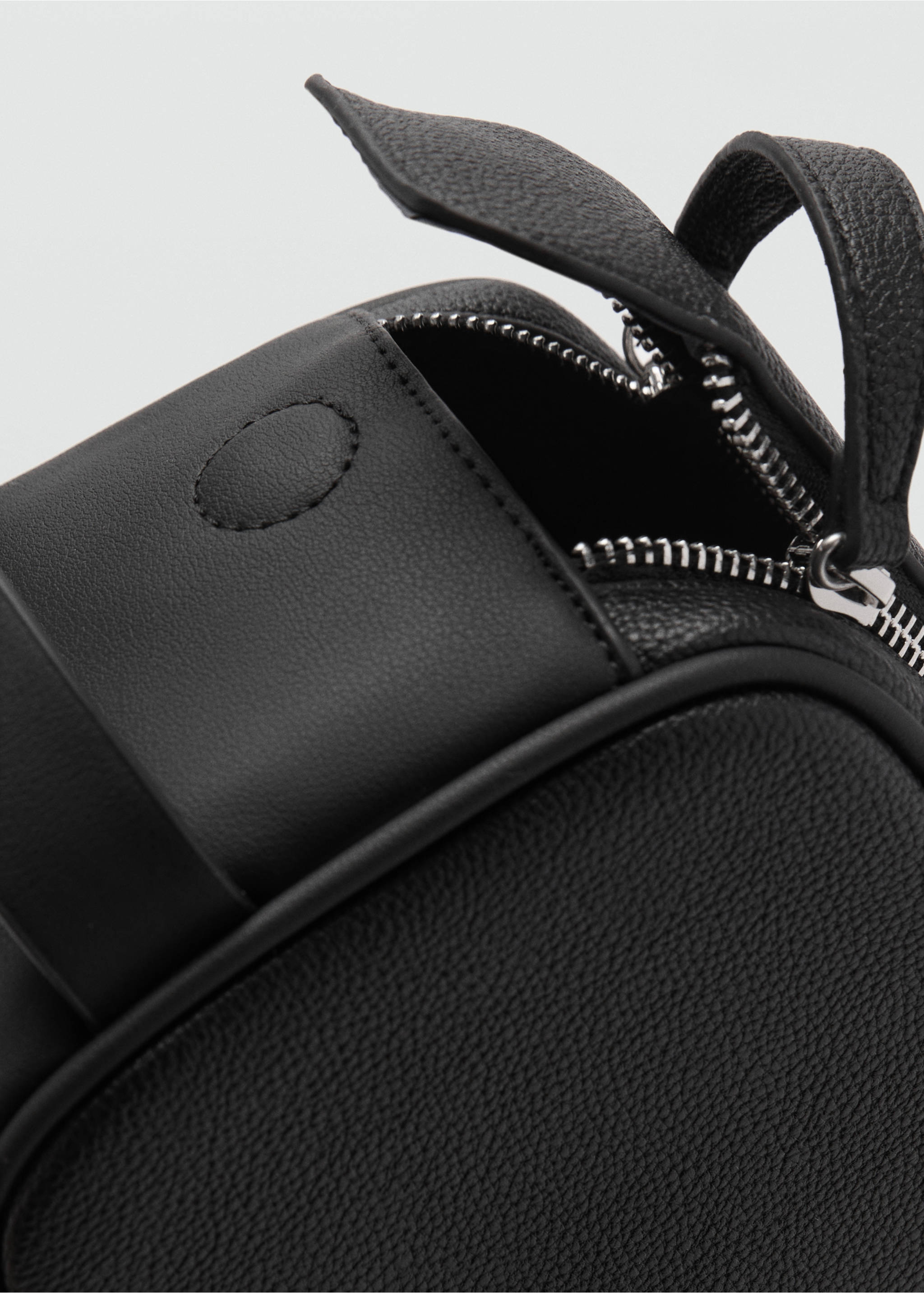 Zipped pebbled cosmetic bag - Details of the article 3, Black. Ref: 77032546-00.