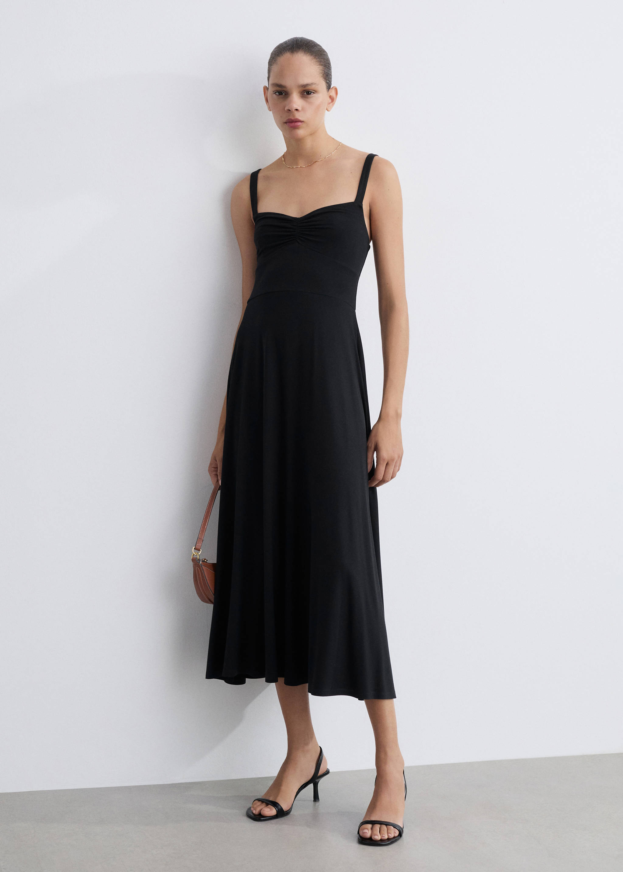 Sukienka marszczona na ramiączkach - Plan ogólny