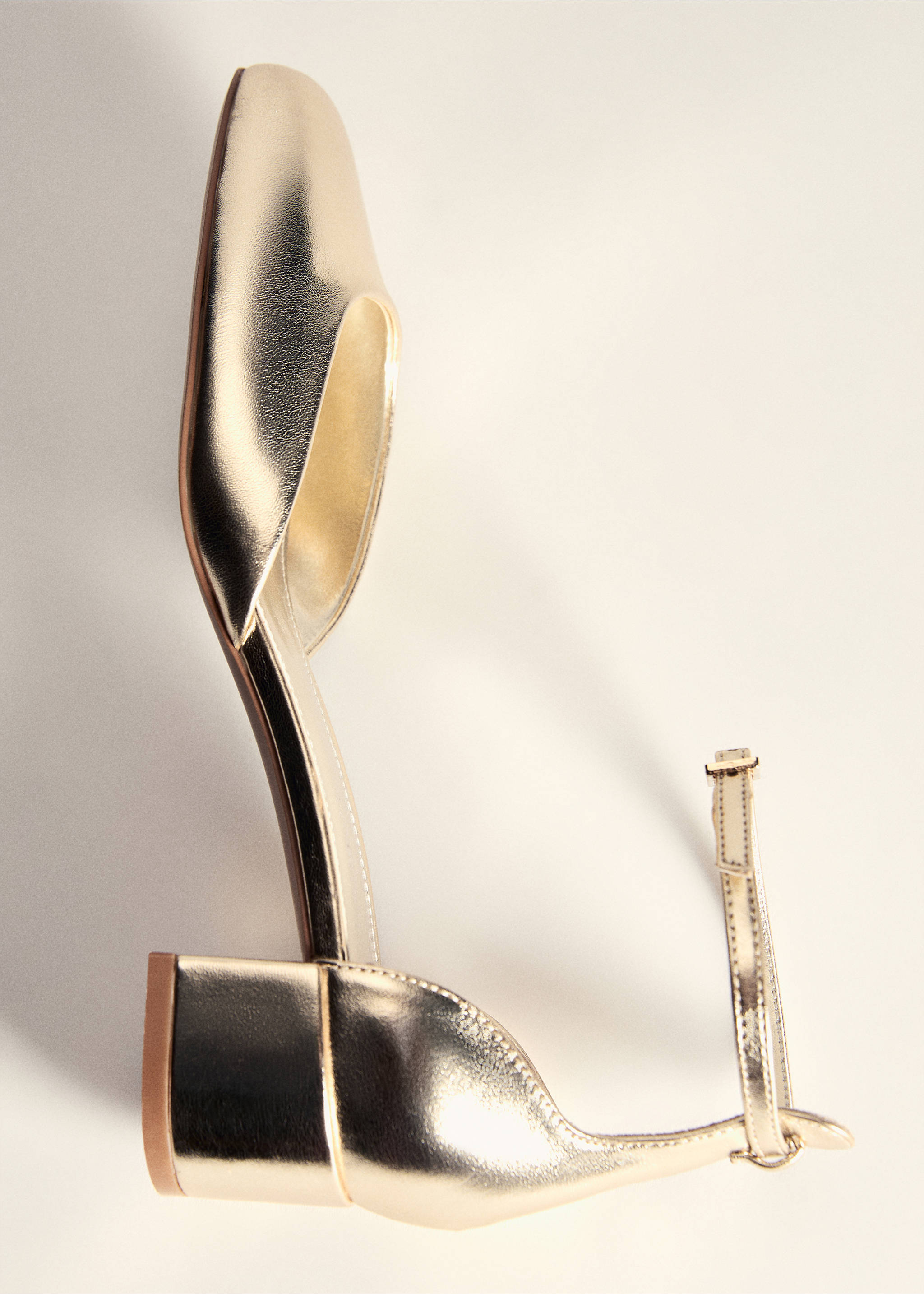 Patent-effect stiletto-heel shoes - Details of the article 5, Gold. Ref: 77032922-00.