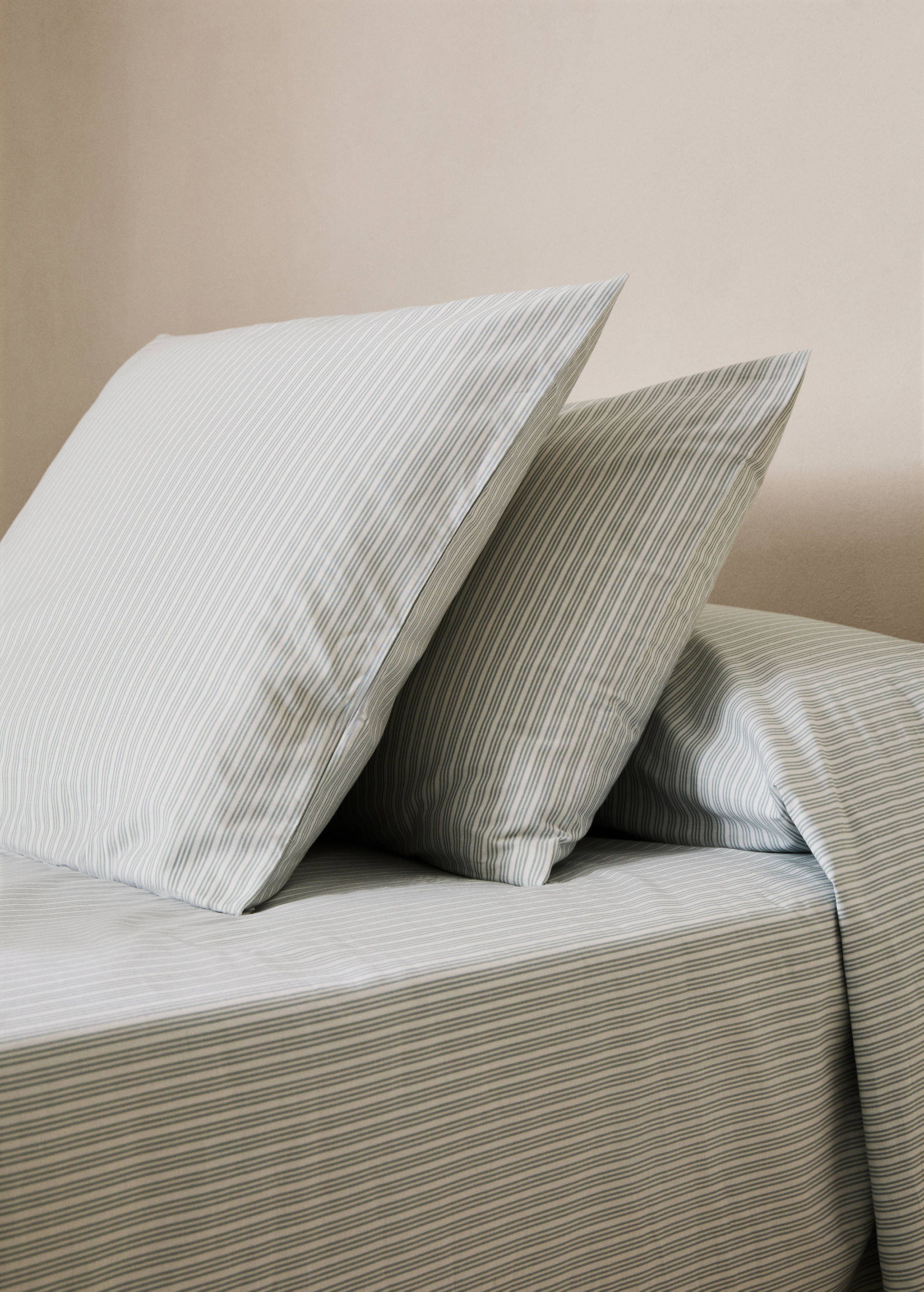Stripe-print pillow cases 60x60cm - General plane