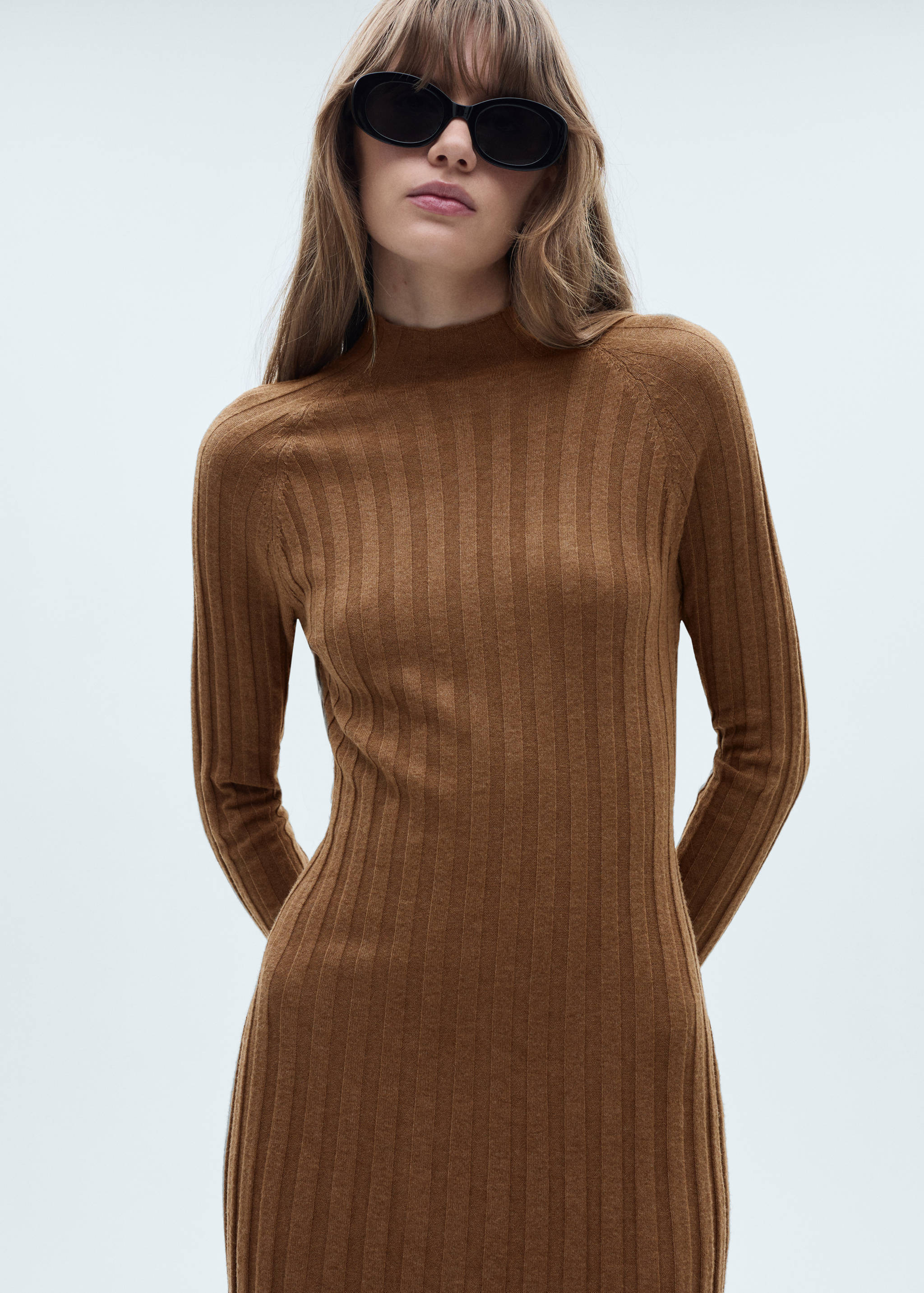 Robe maille côtelée col montant - Plan moyen