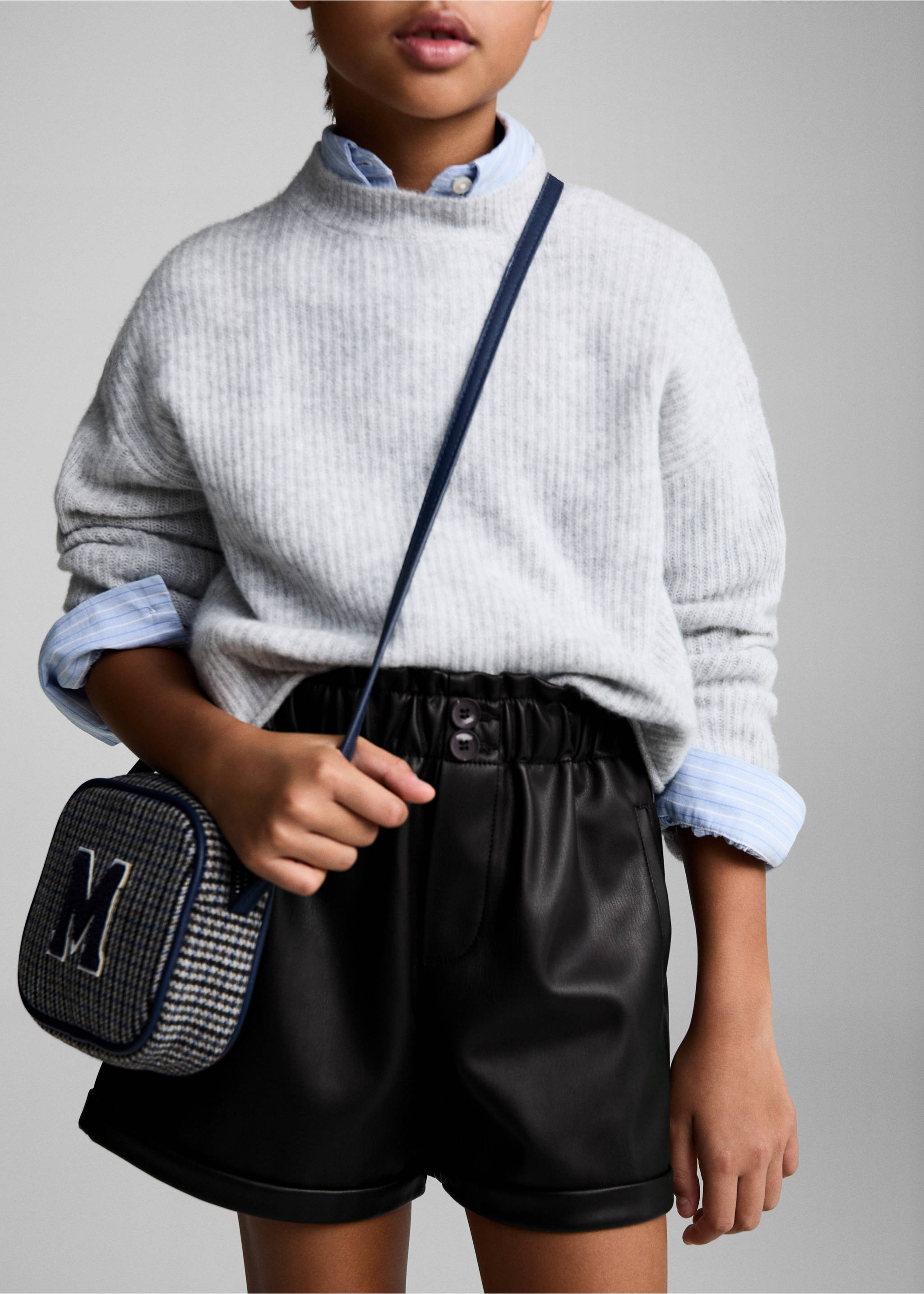 Shorts mit Leder-Effekt - Detail des Artikels 6, Schwarz. Ref: 77034026-00.