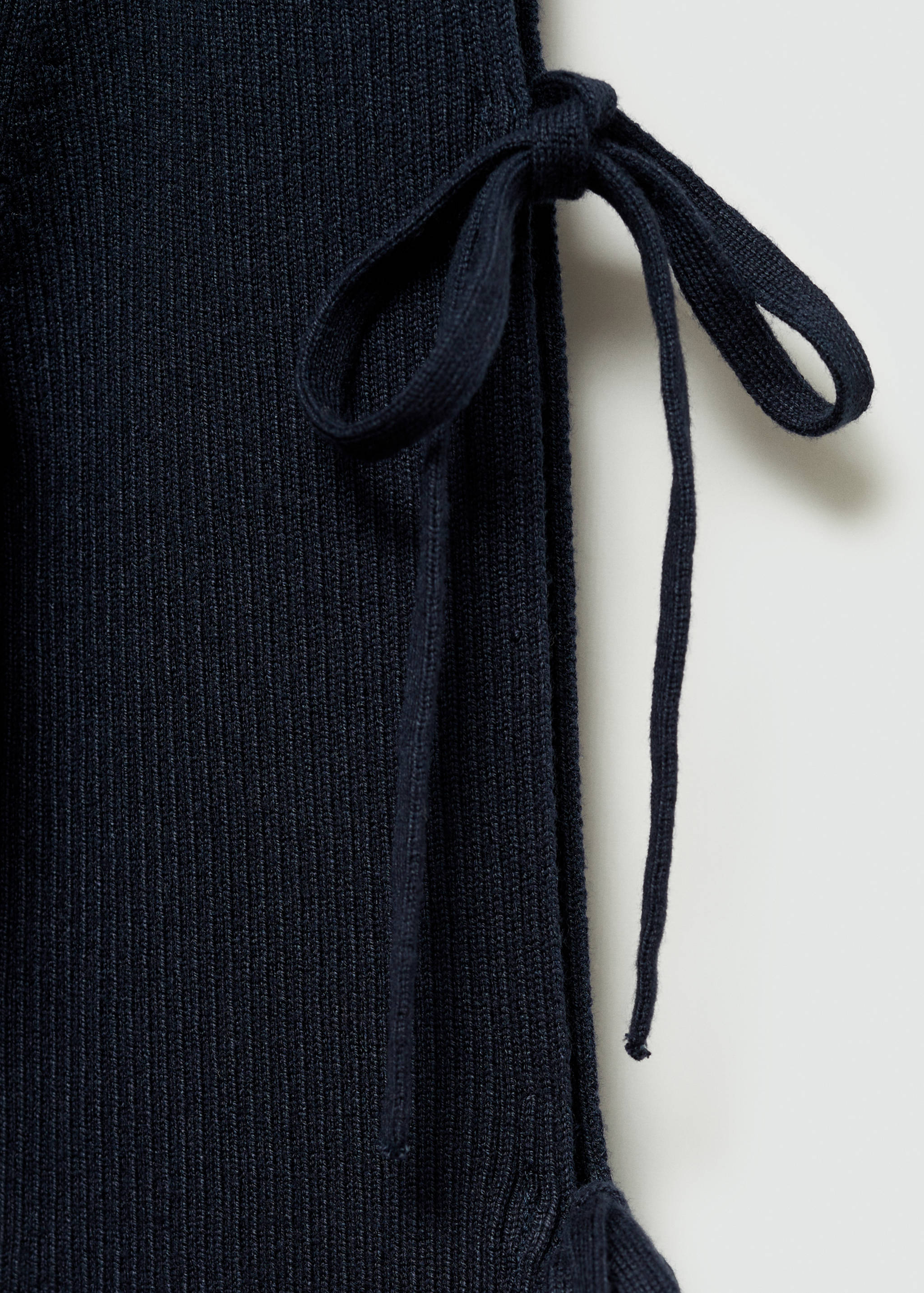 Tröja öppningar knytband - Detaljer om artikeln 8