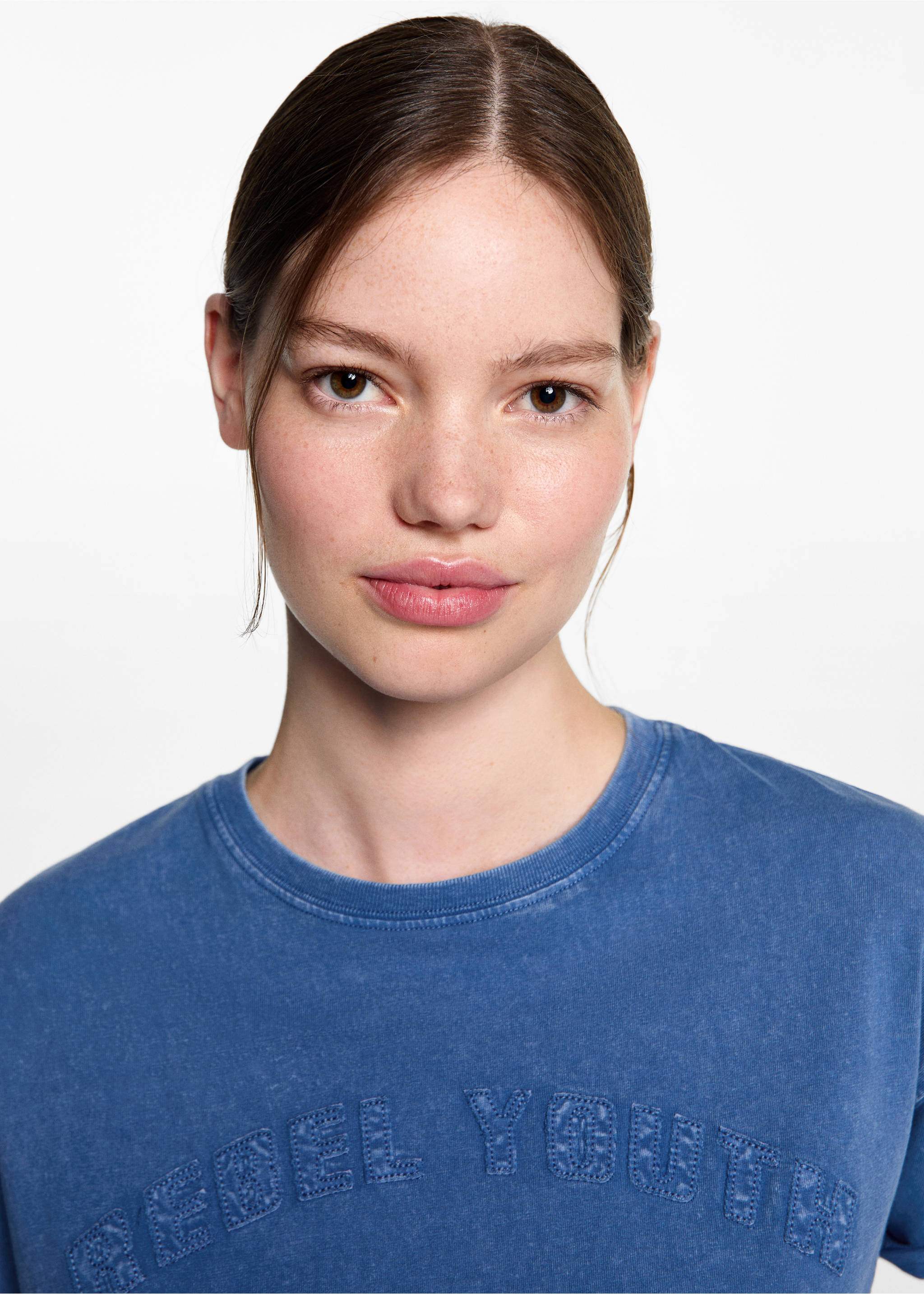 T-shirt message brodé - Détail de l'article 1, Vert. Ref: 77034048-00.