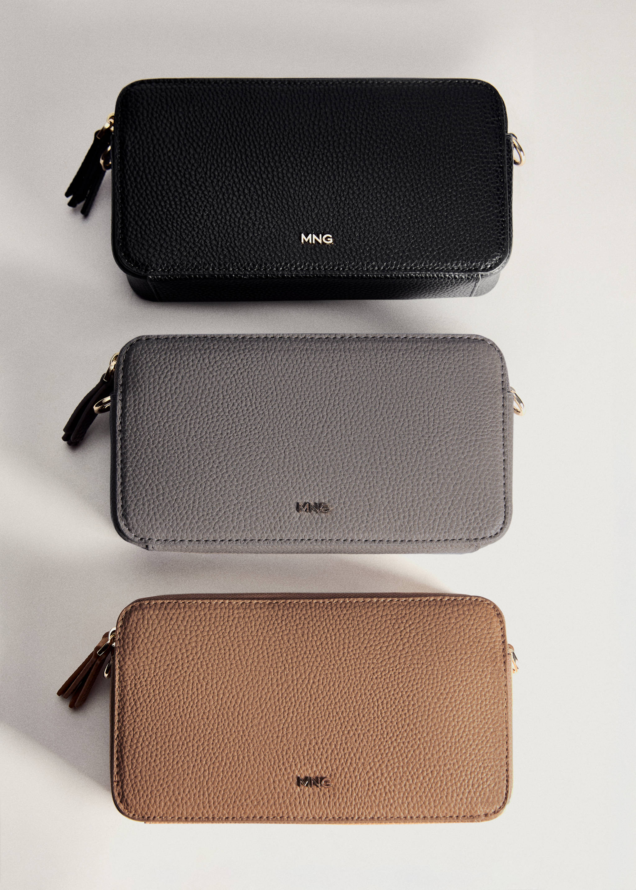 Shoulder bag with double zip - Details of the article 5