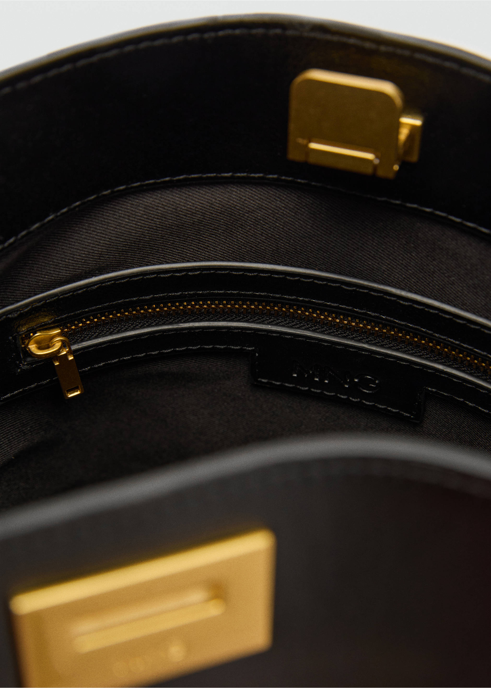 Sac cabas détail métallique - Détail de l'article 4, Noir. Ref: 77034057-00.