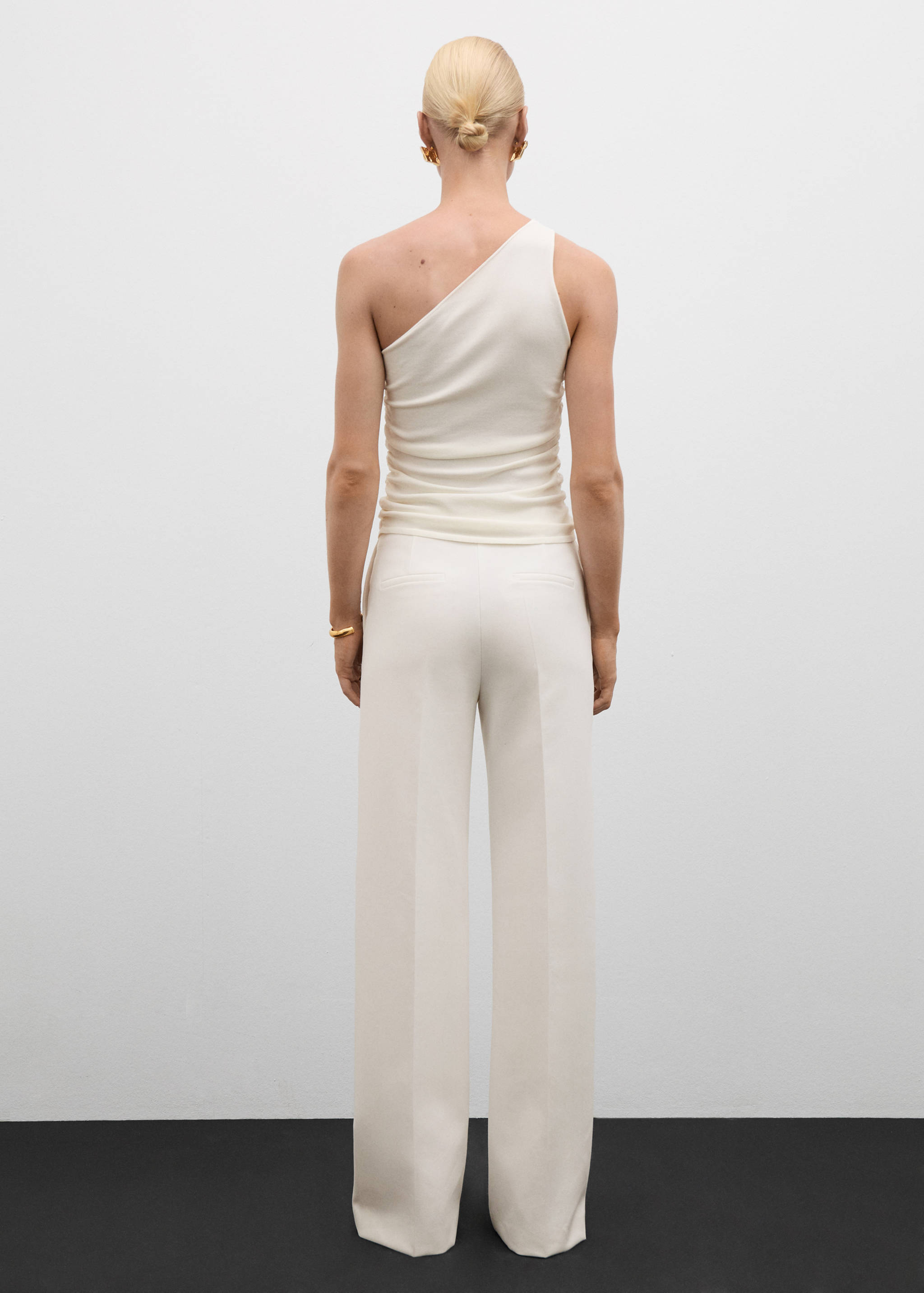 Asymmetric design top - Reverse of the article