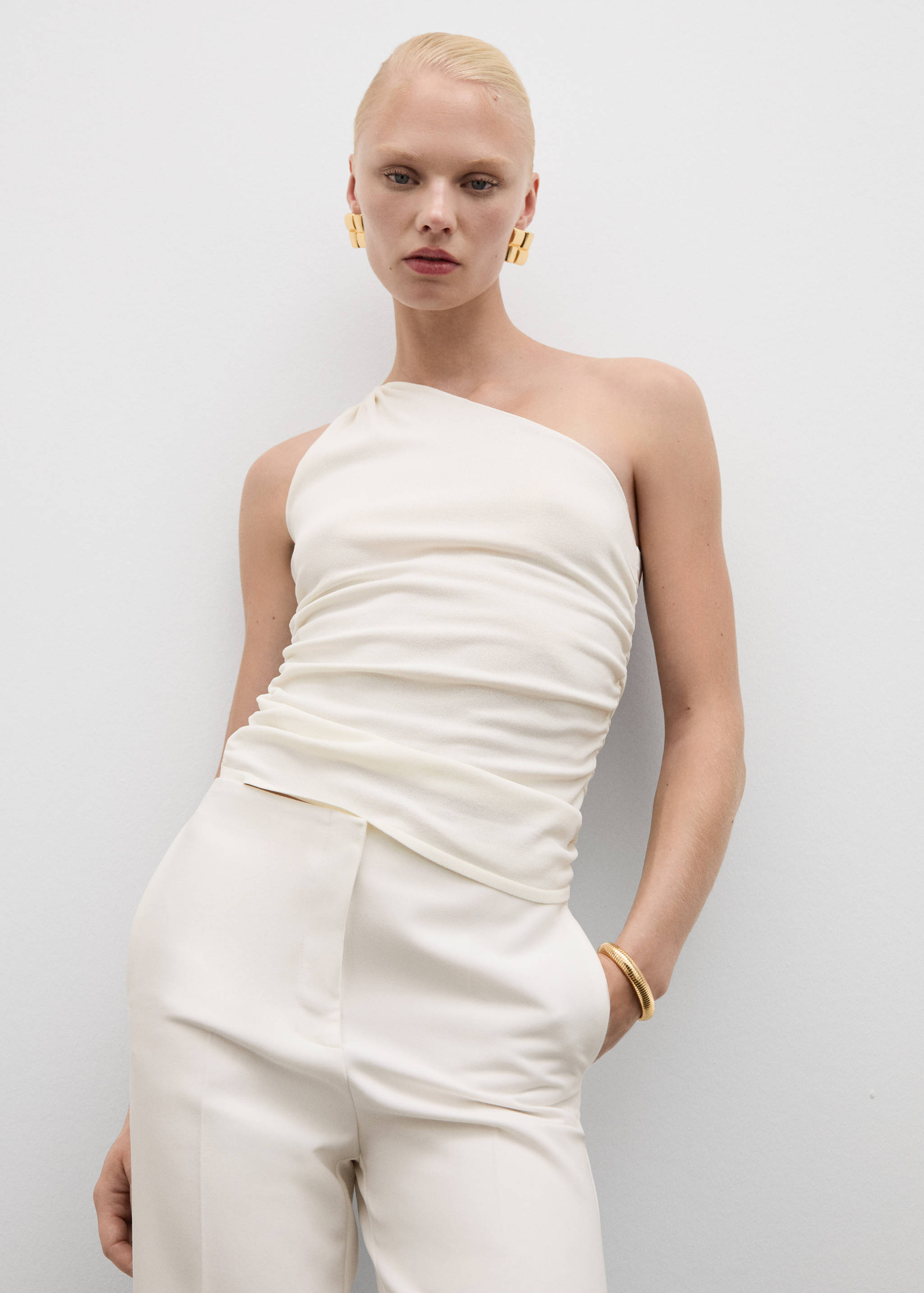 Asymmetric design top - Details of the article 6