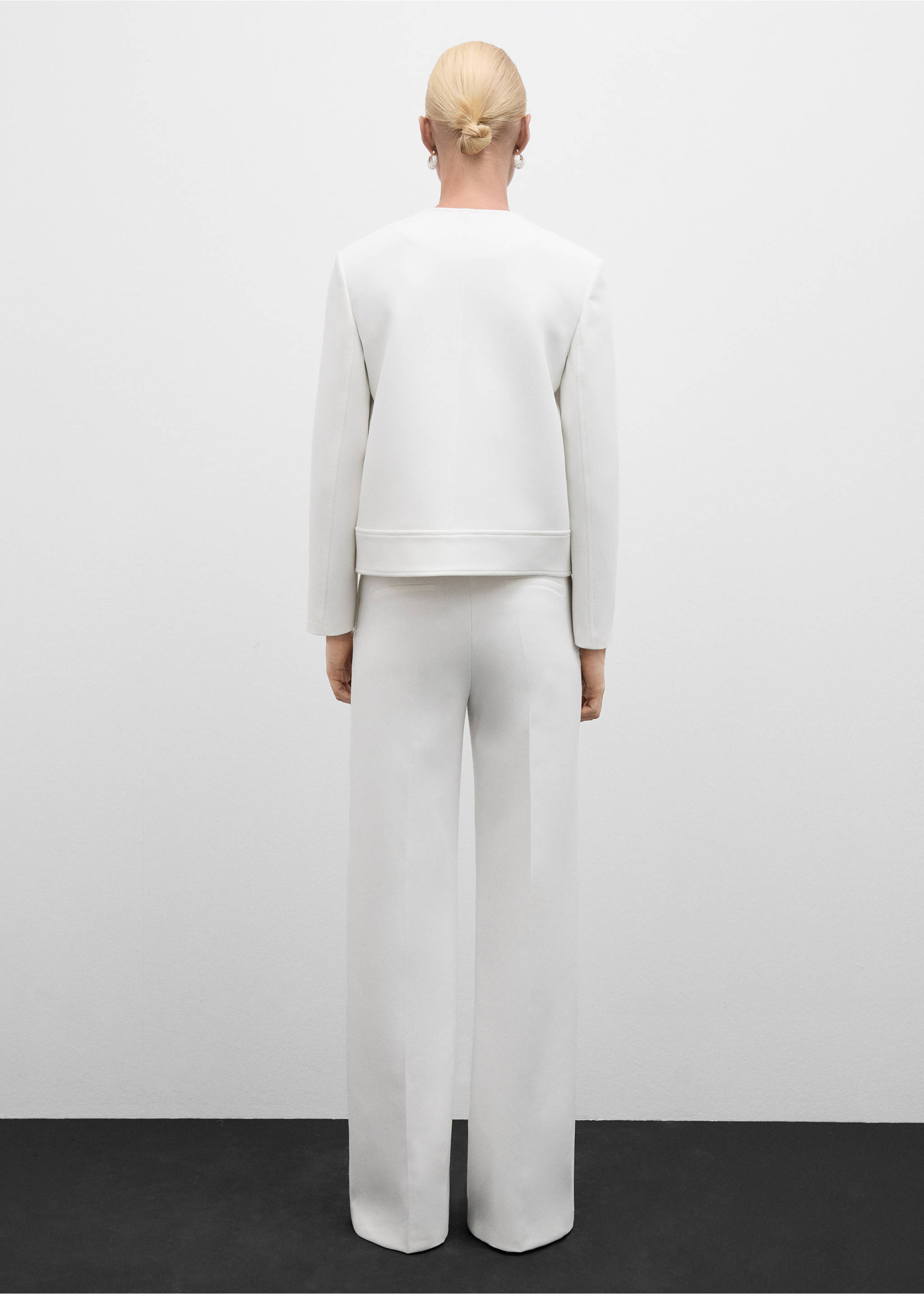 Dzseki gombbal záródó zsebekkel - A cikk hátulja, Fehér. Ref: 77034068-00.