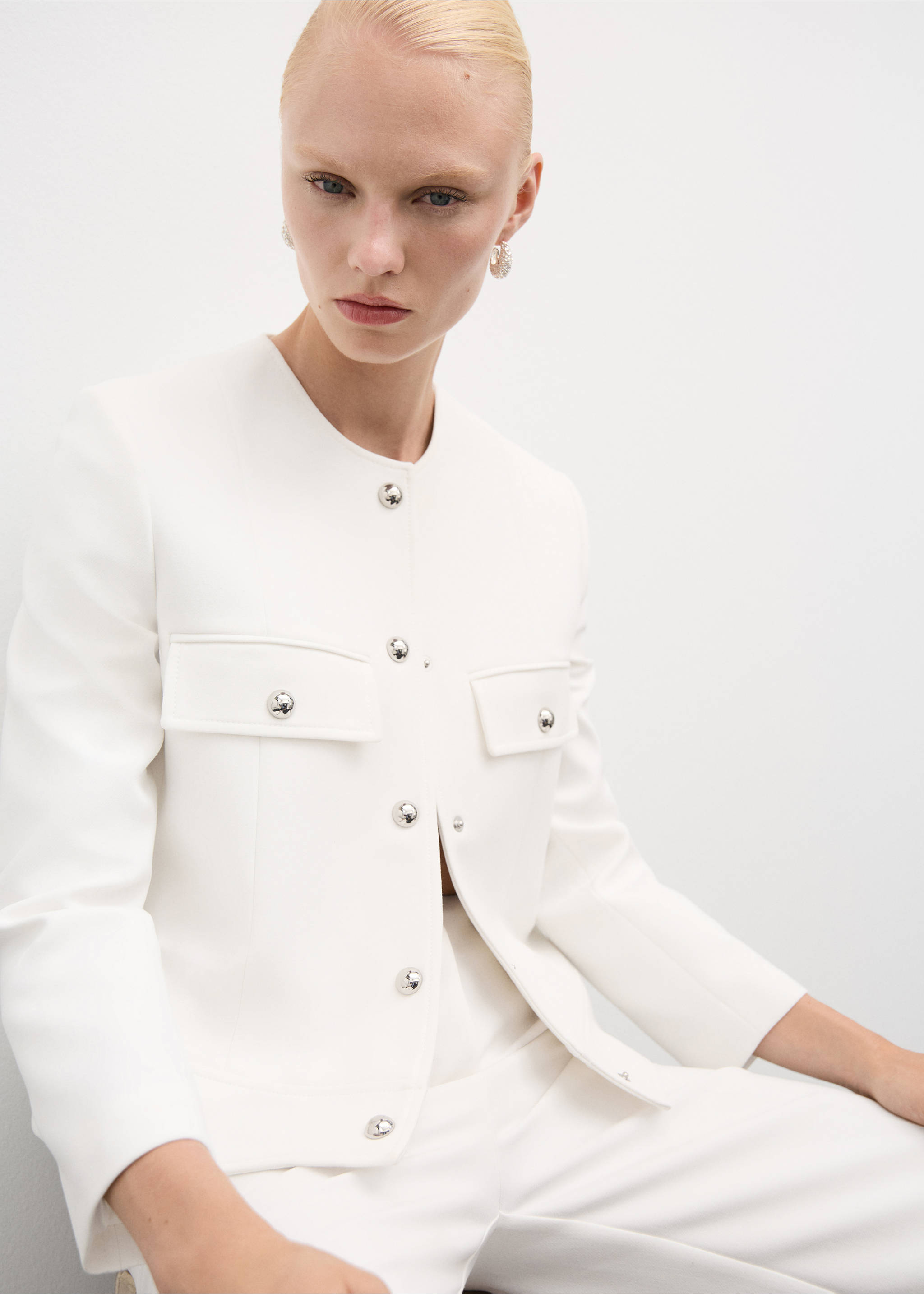 Dzseki gombbal záródó zsebekkel - A termék adatai 2, Fehér. Ref: 77034068-00.