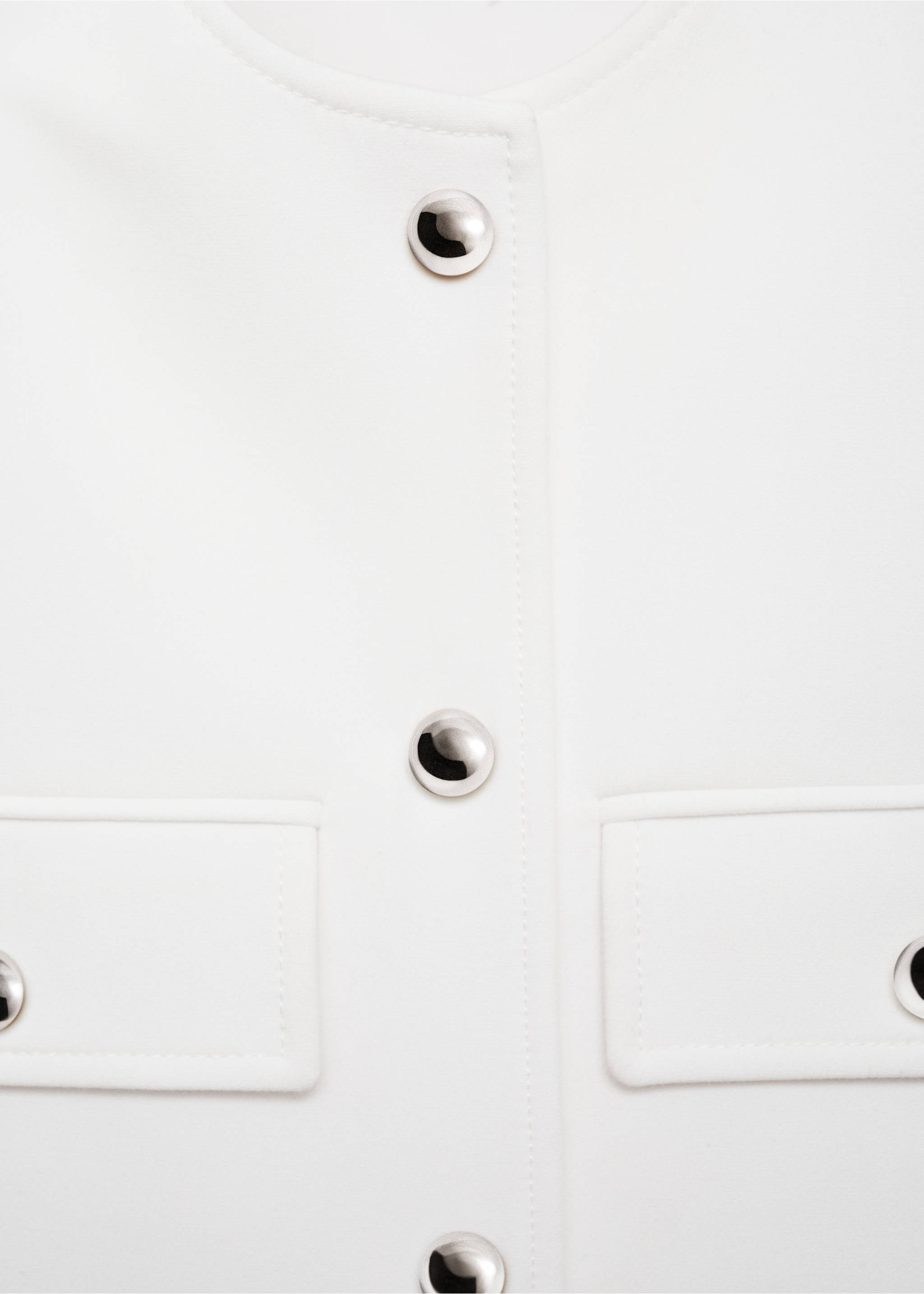 Dzseki gombbal záródó zsebekkel - A termék adatai 8, Fehér. Ref: 77034068-00.