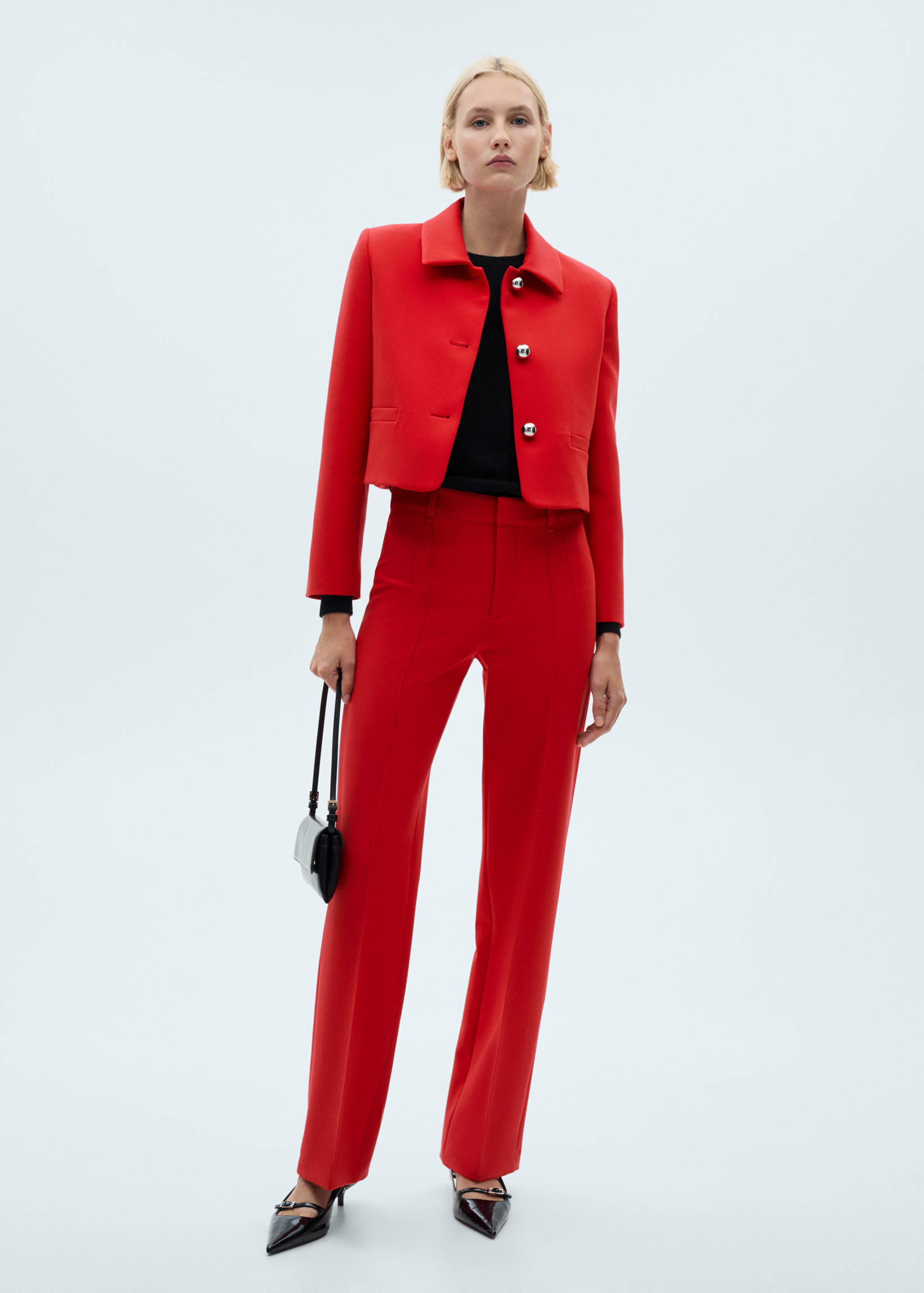 Casaco cropped com botões - Plano geral