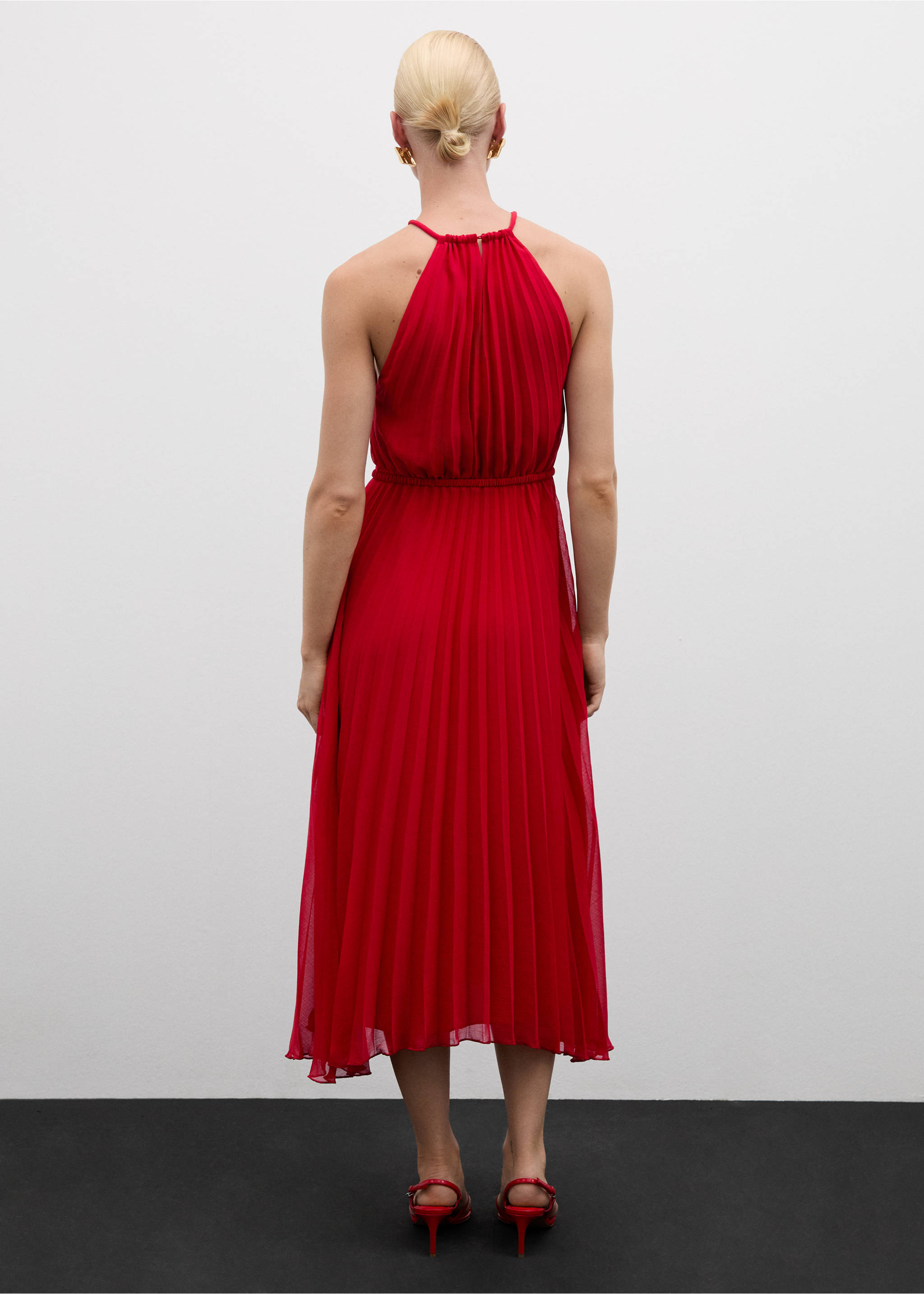 Belt pleated dress - Reverse of the article, Red. Ref: 77034070-00.