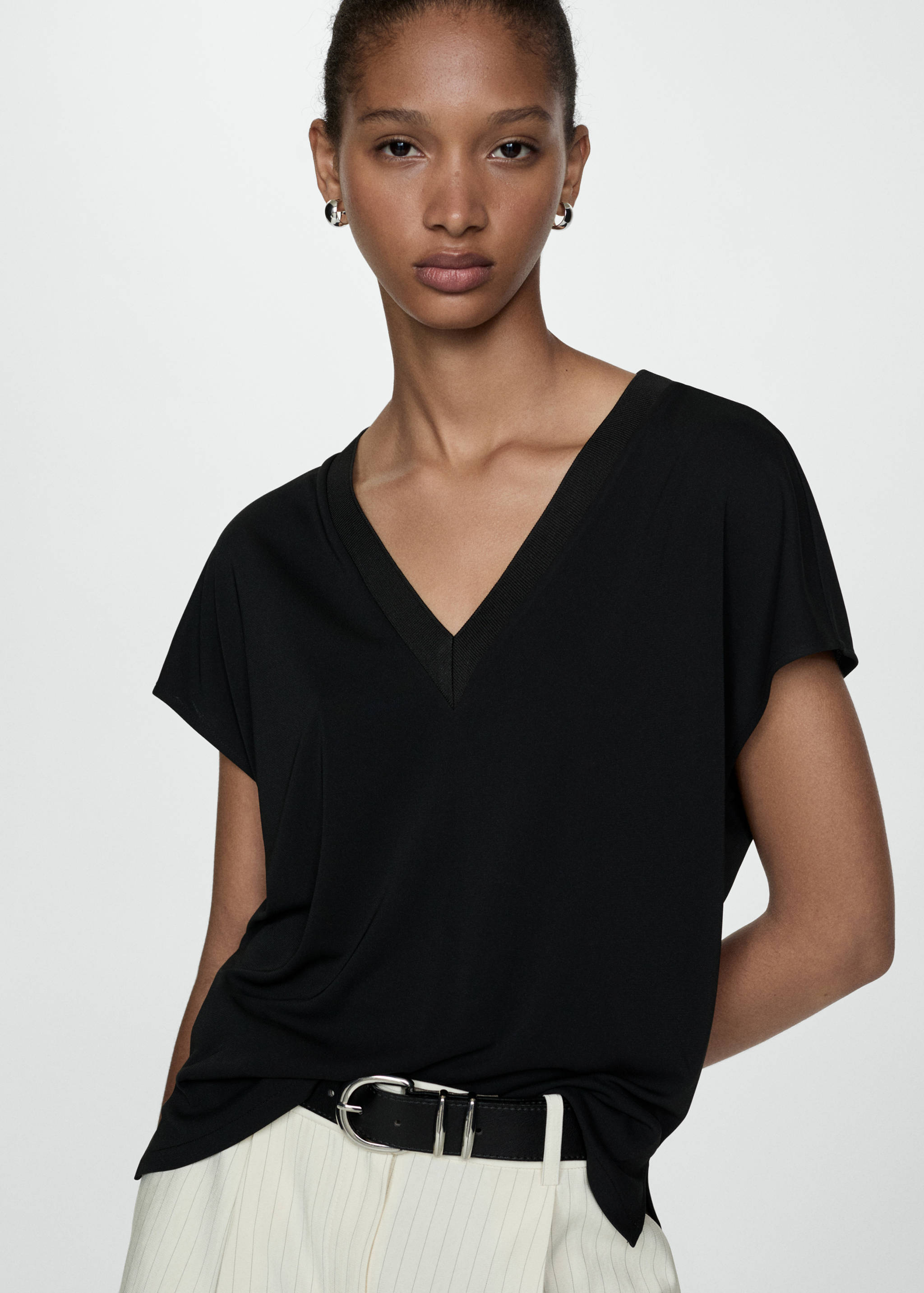 T-shirt col en V - Plan moyen