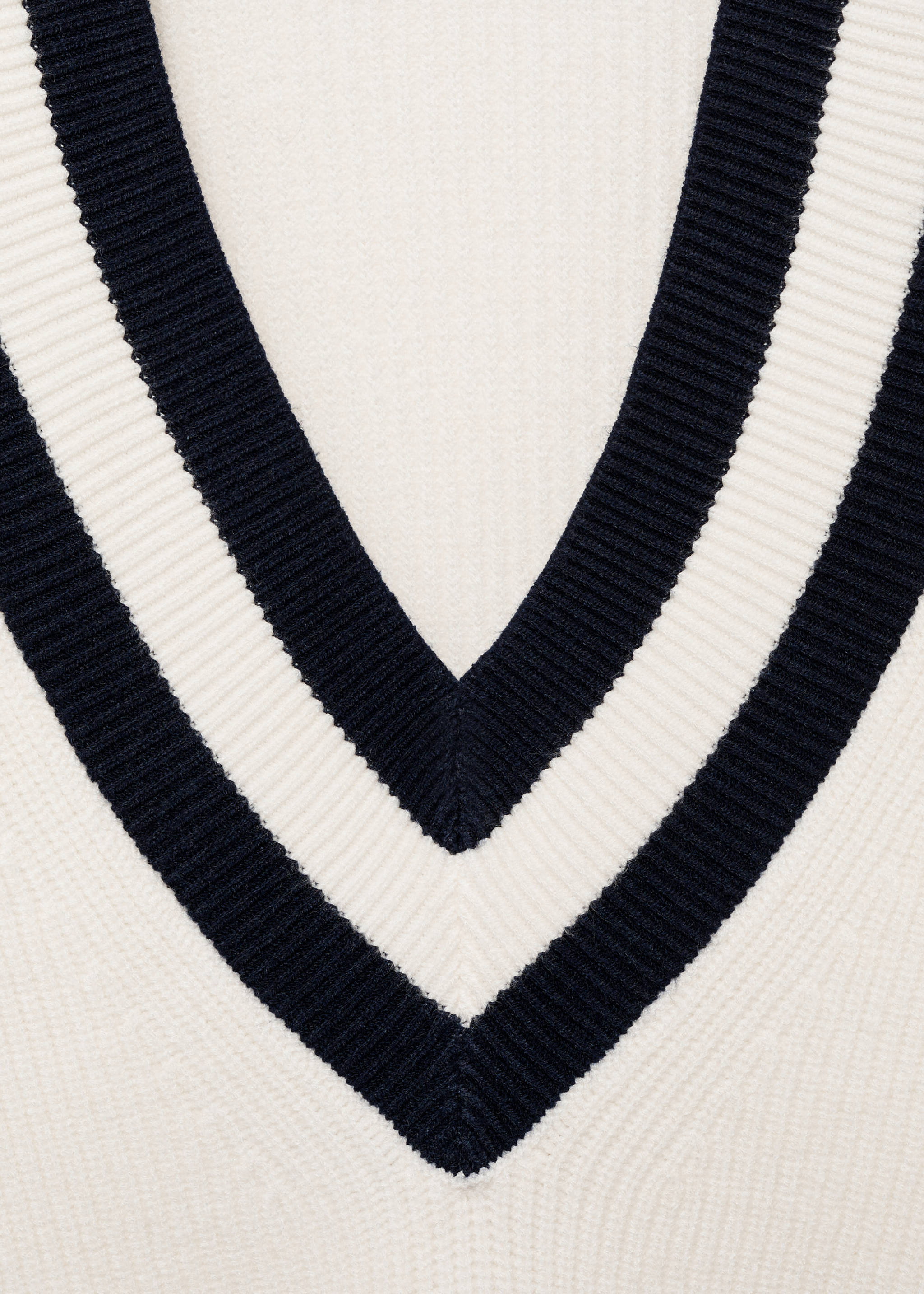 Contrasting V-neck sweater - Details of the article 8