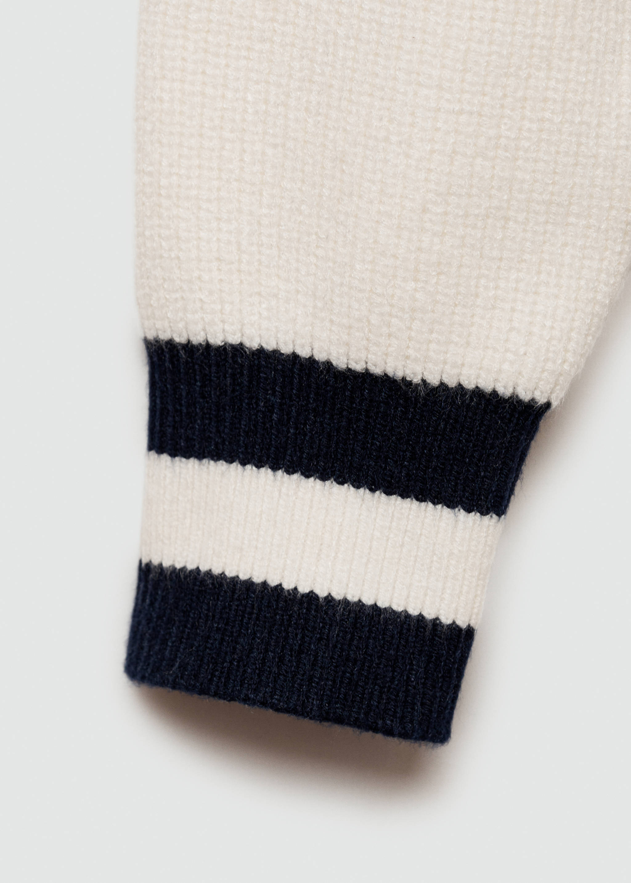Contrasting V-neck sweater - Details of the article 0