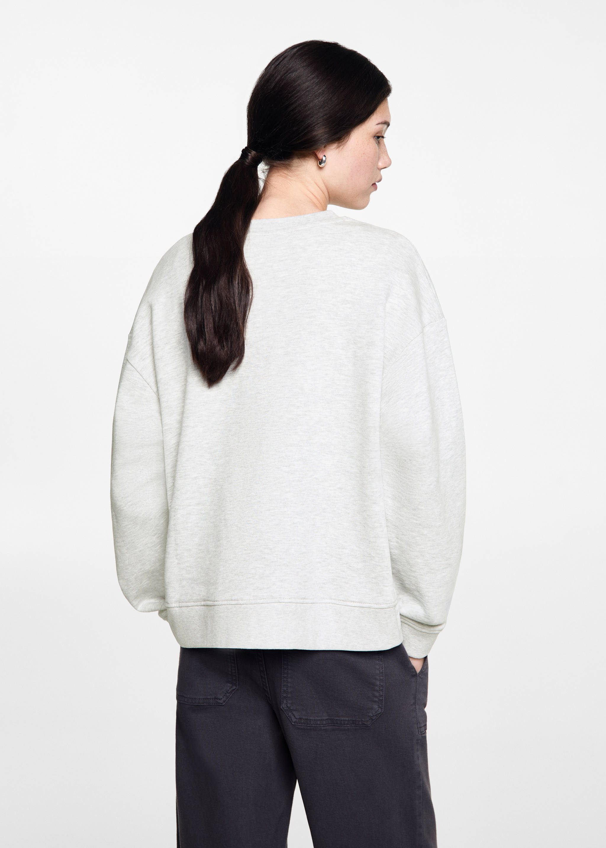 Sweatshirt mit Reliefdessin - Rückseite des Artikels