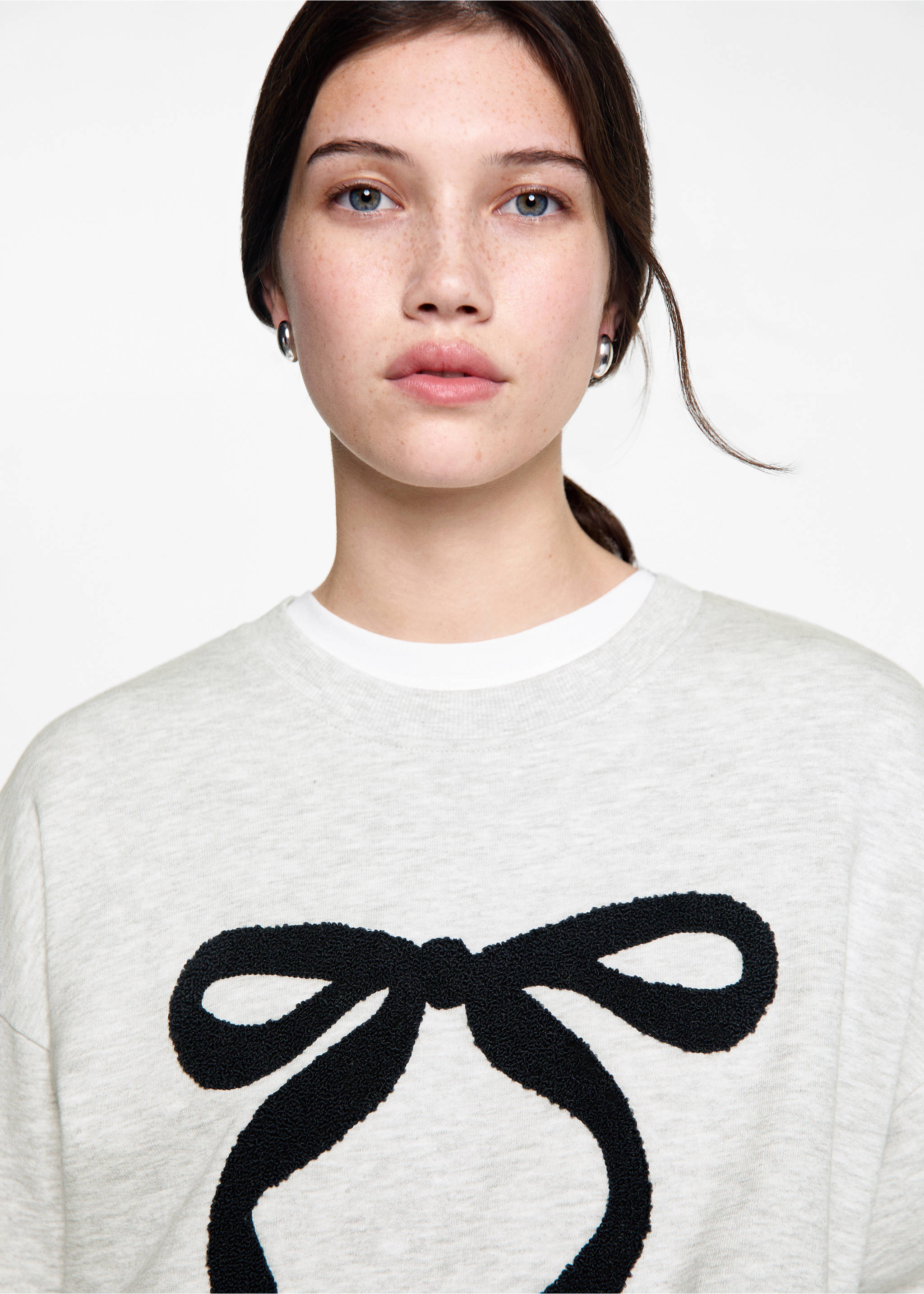 Sweat-shirt motif en relief - Détail de l'article 1, Gris chiné clair. Ref: 77034784-00.