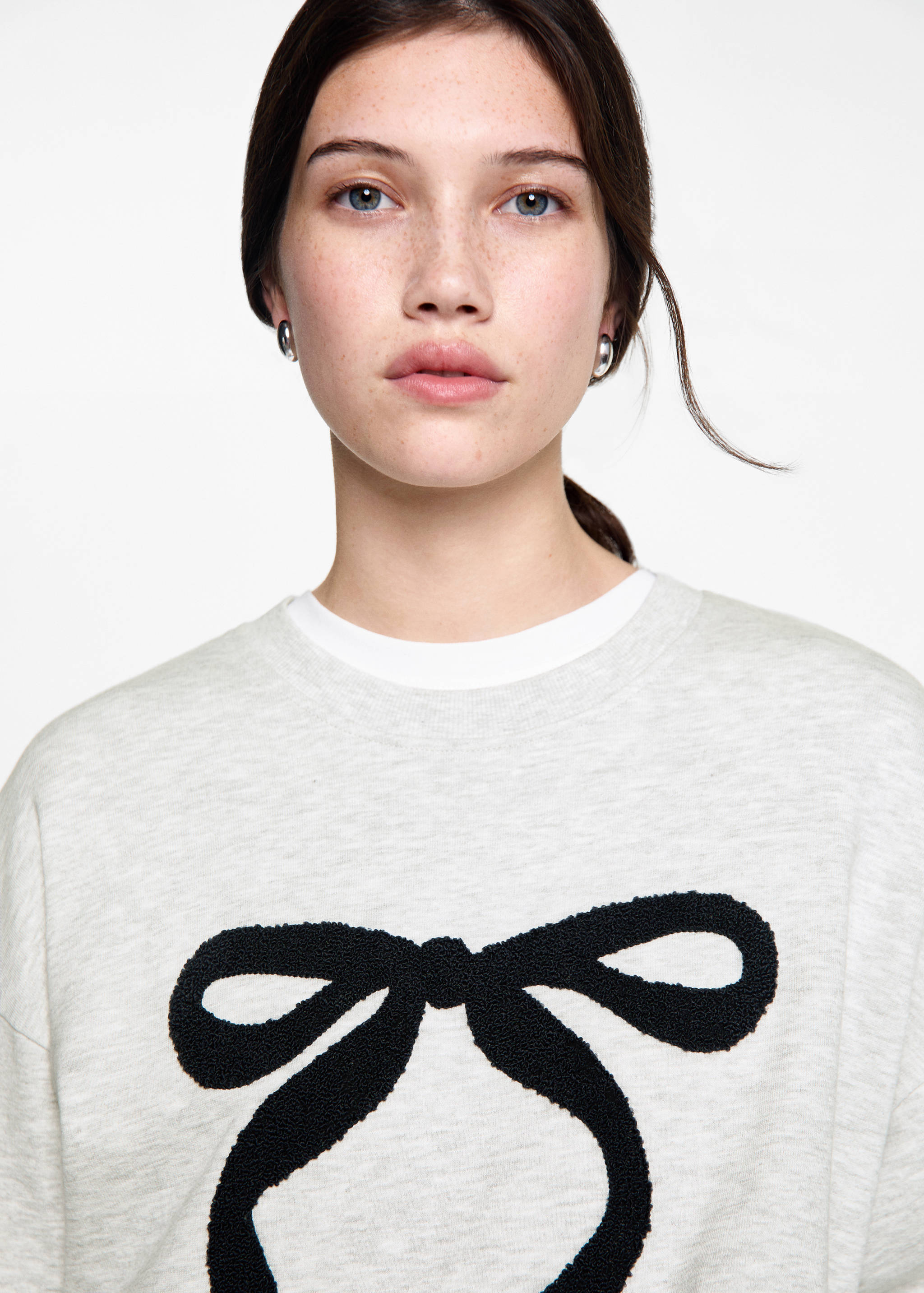 Sweatshirt mit Reliefdessin - Detail des Artikels 1