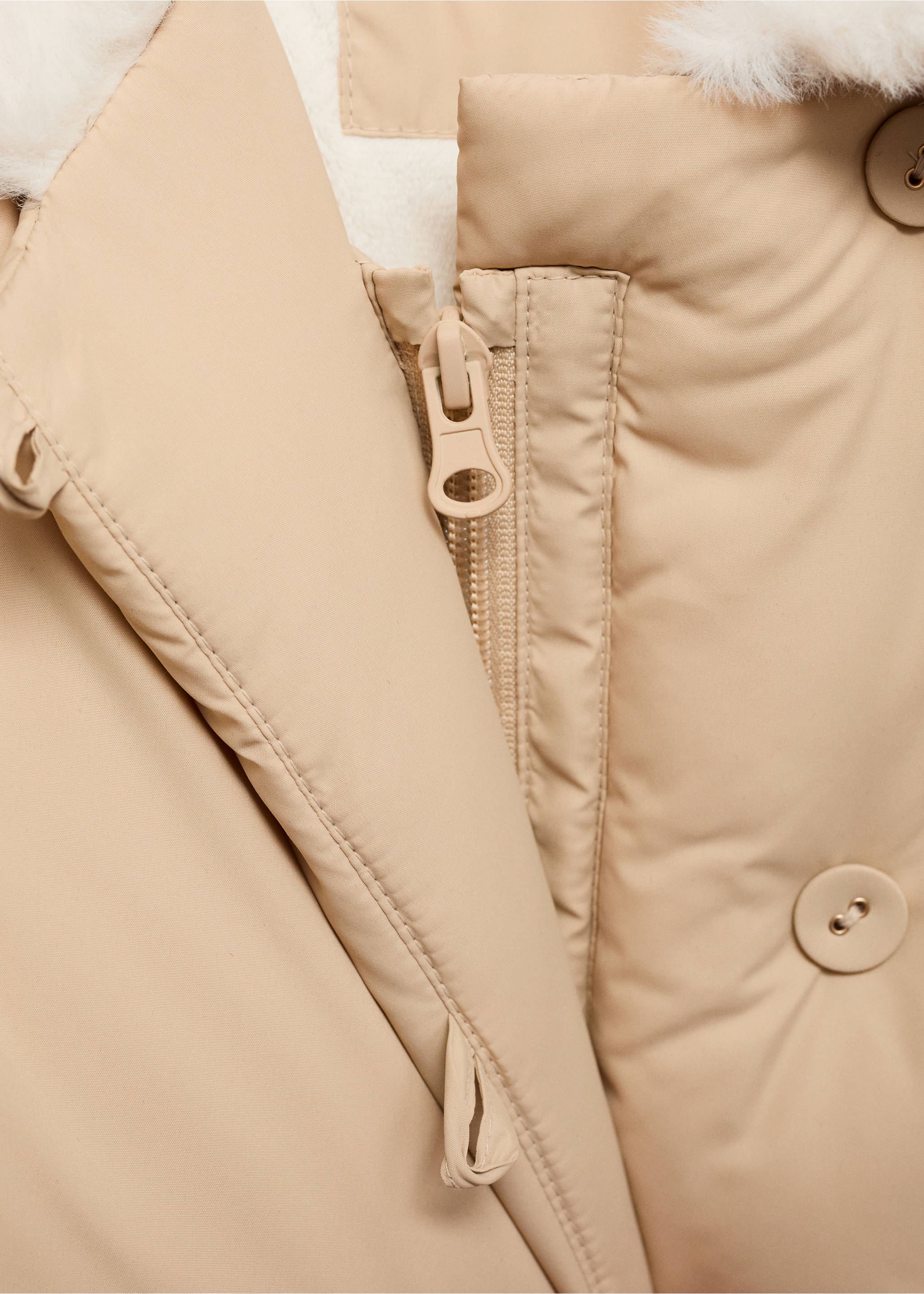 Steppanorak mit Kunstpelz - Detail des Artikels 8, Sandfarben. Ref: 77035147-00.