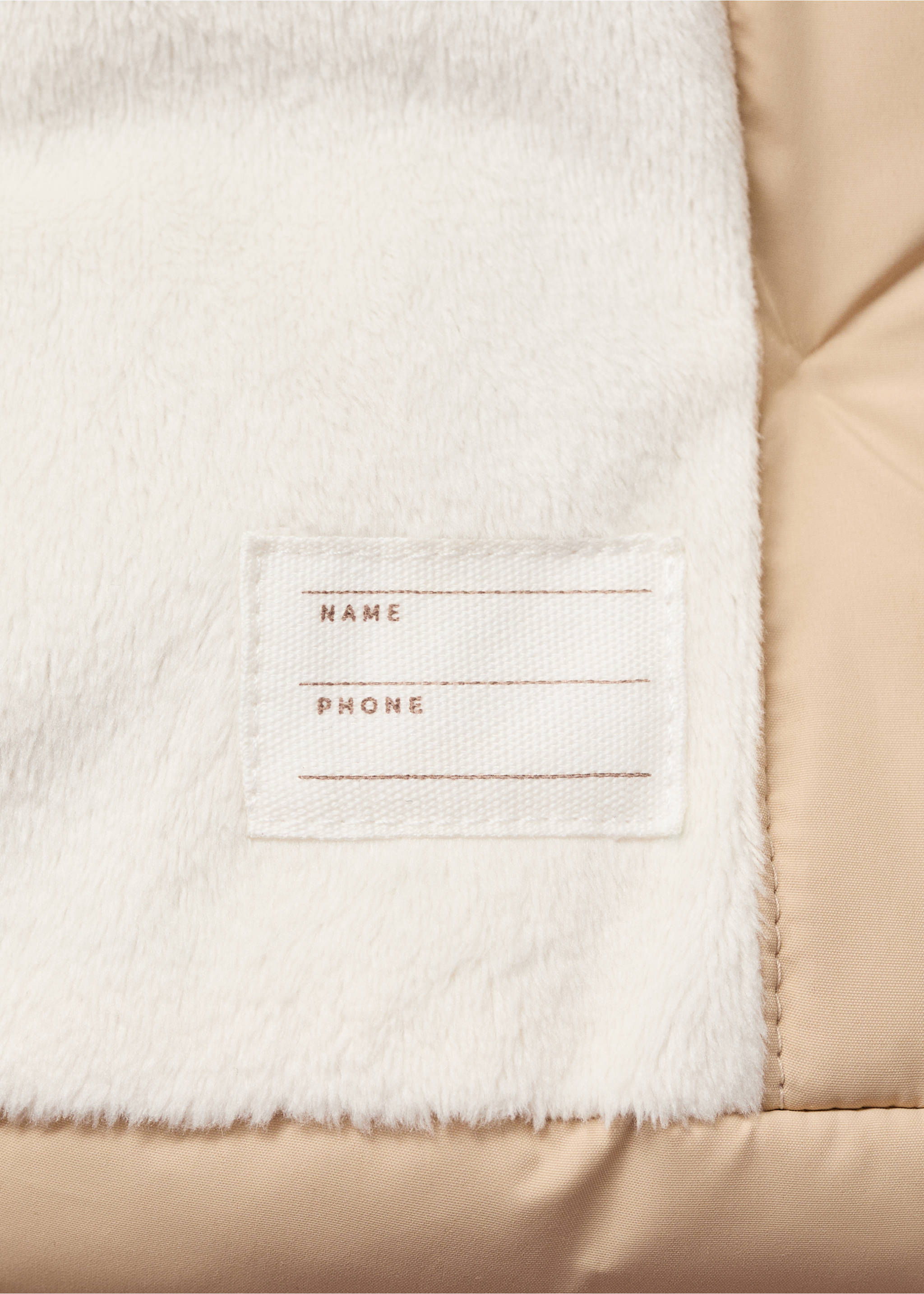 Steppanorak mit Kunstpelz - Detail des Artikels 0, Sandfarben. Ref: 77035147-00.