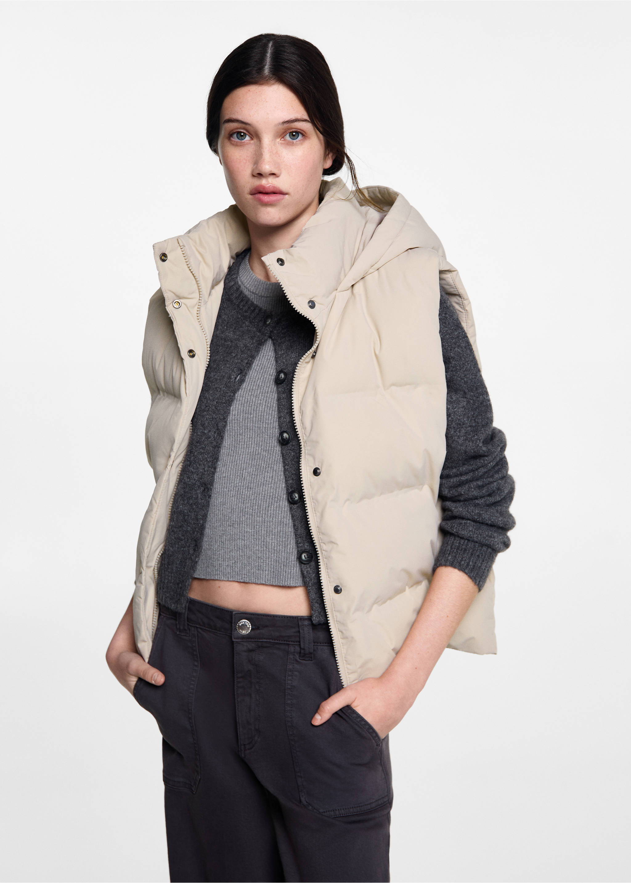 Steppweste mit Kapuze - Mittlere Ansicht, Ecru. Ref: 77035630-00.