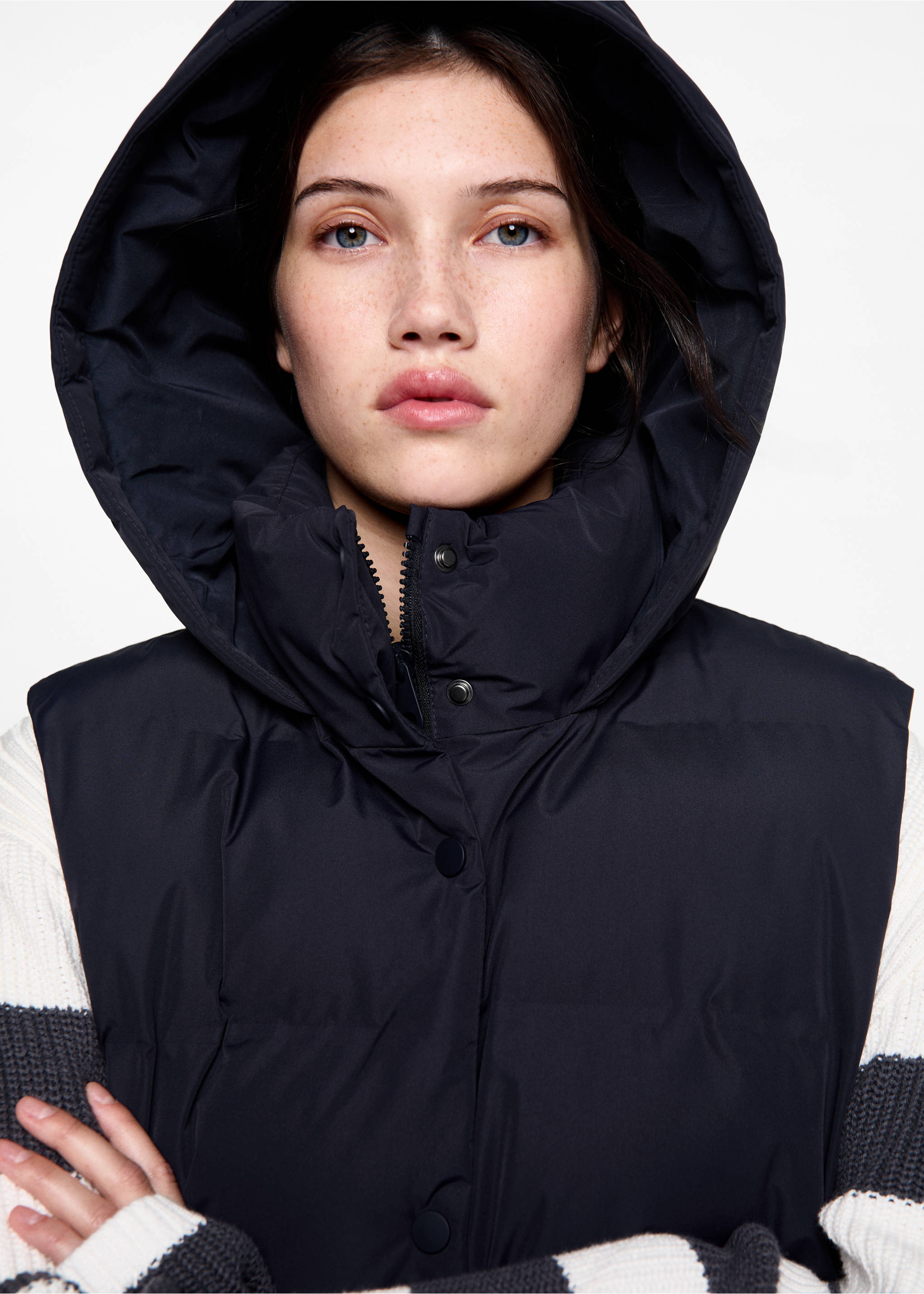 Quilted gilet with hood - Details of the article 1, Dark Navy. Ref: 77035630-00.