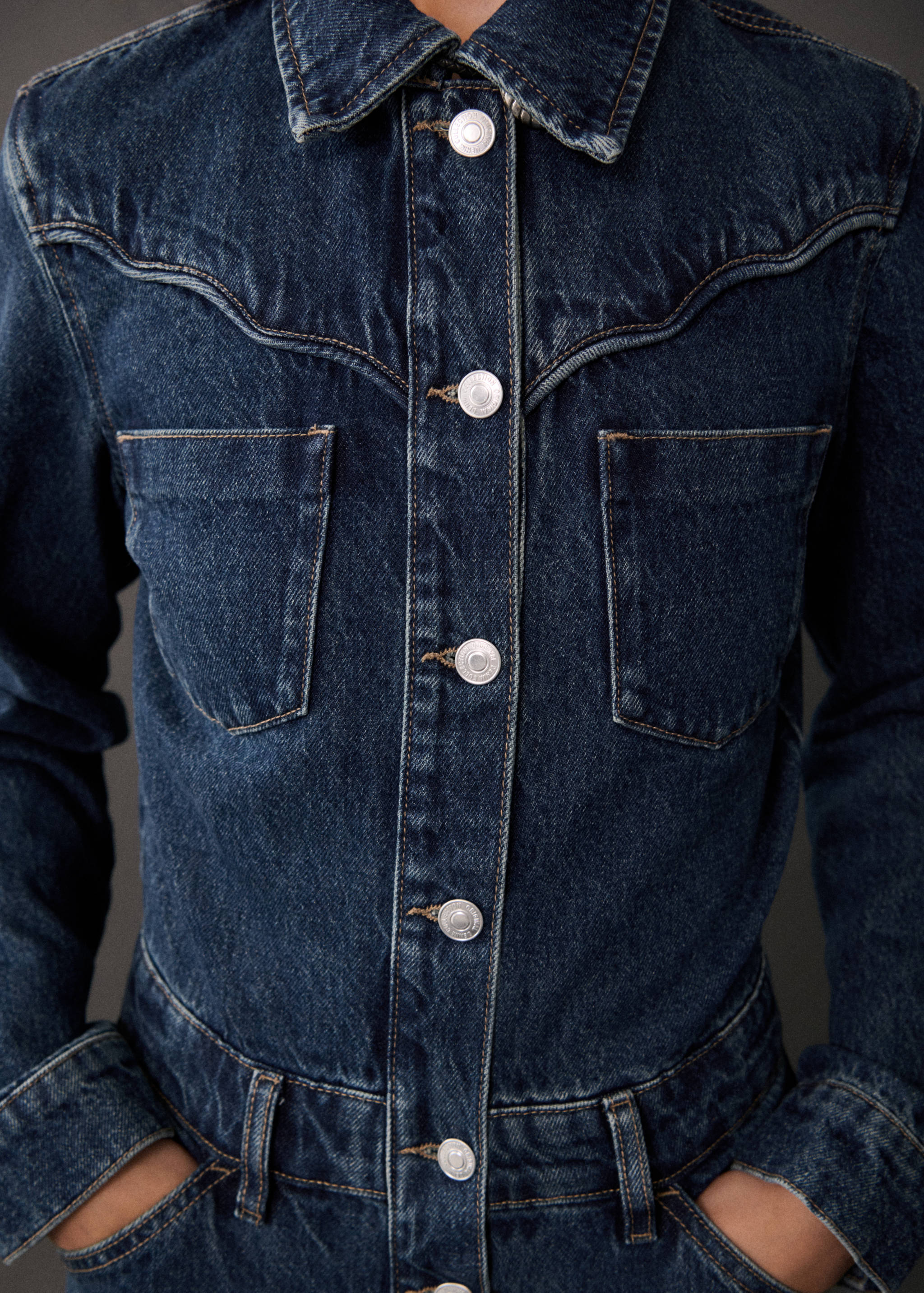 Langer Jeans-Jumpsuit - Detail des Artikels 6