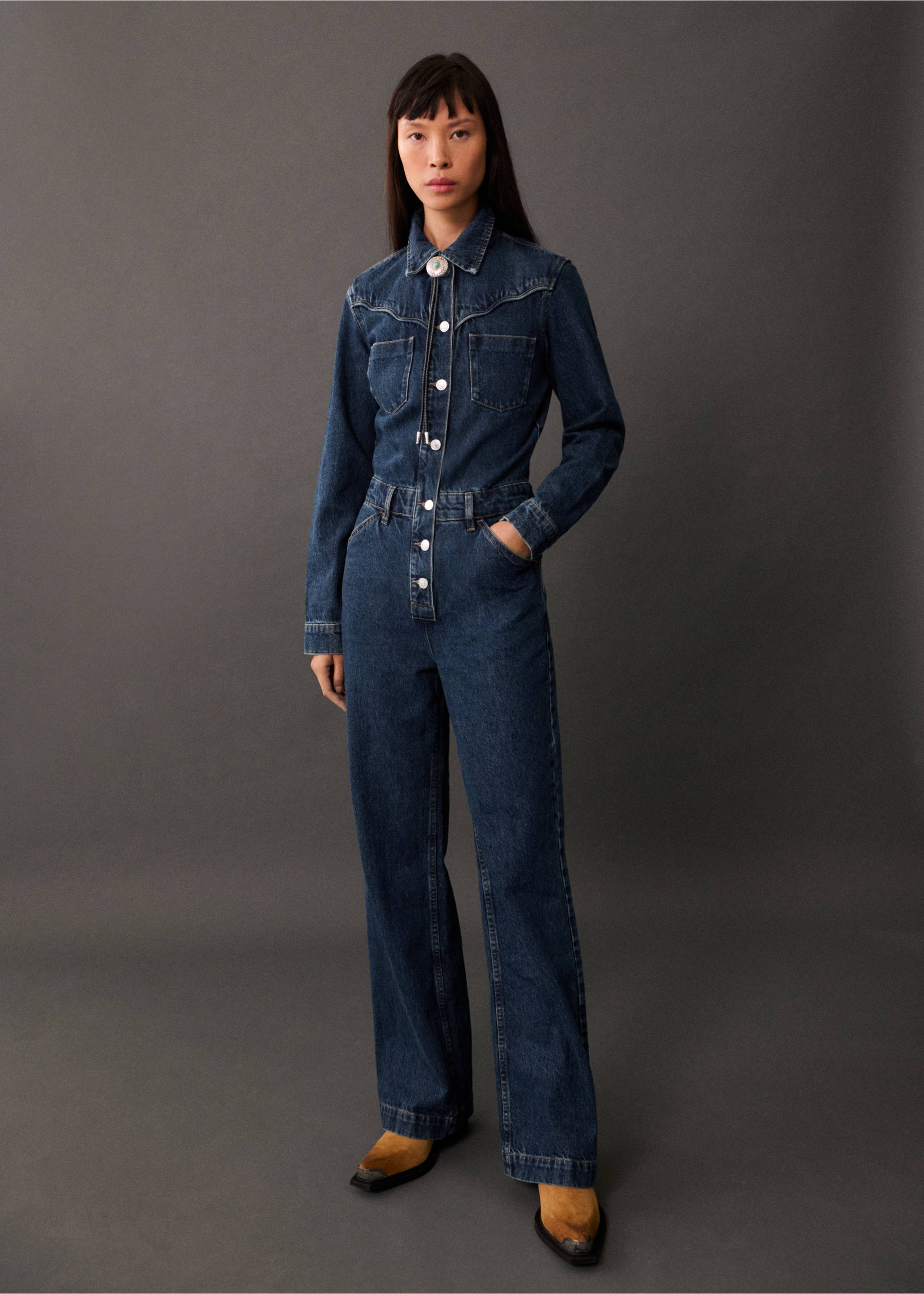 Long denim jumpsuit - Details of the article 2, Dark Blue. Ref: 77035668-00.