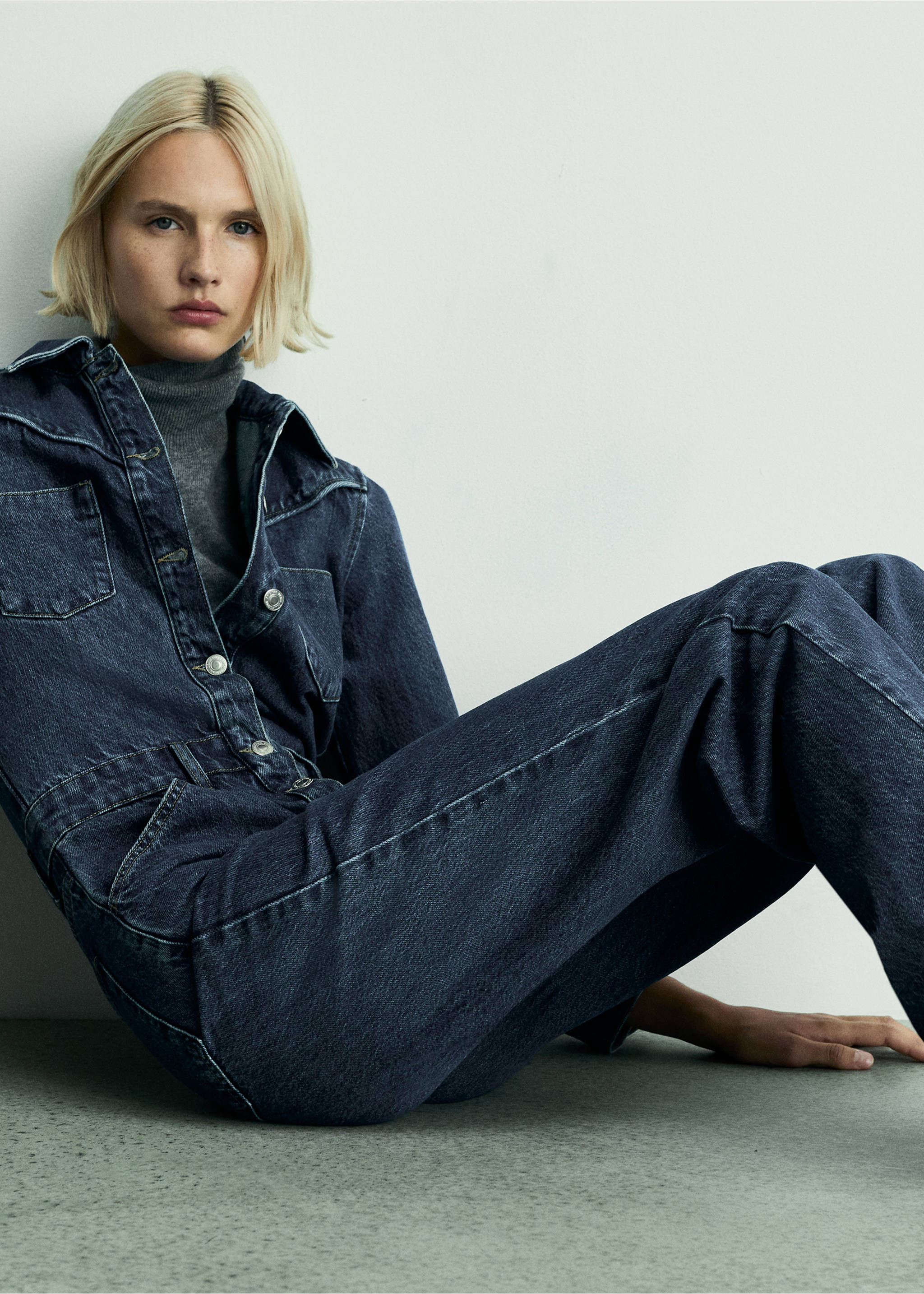 Long denim jumpsuit - Details of the article 7, Dark Blue. Ref: 77035668-00.