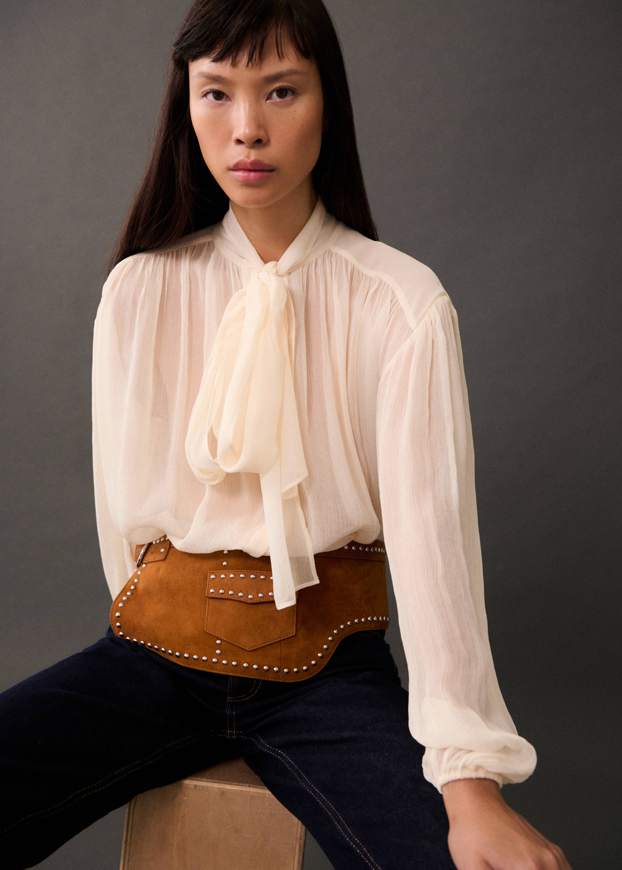 Blusa lazo manga abullonada - Plano medio