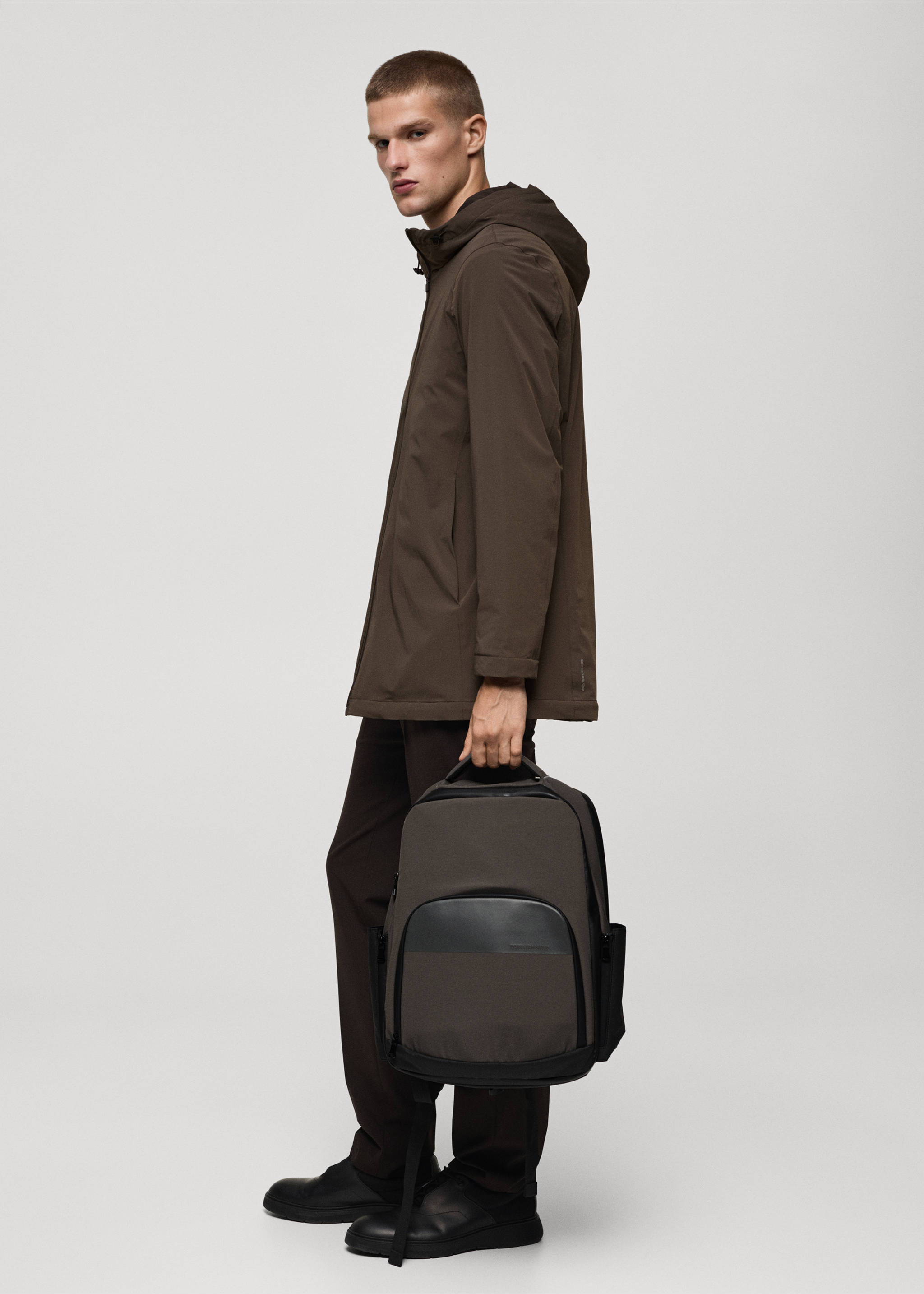 Wasserabweisender Rucksack mit USB-Anschluss - Allgemeine Ansicht, Mittelbraun. Ref: 77035977-00.