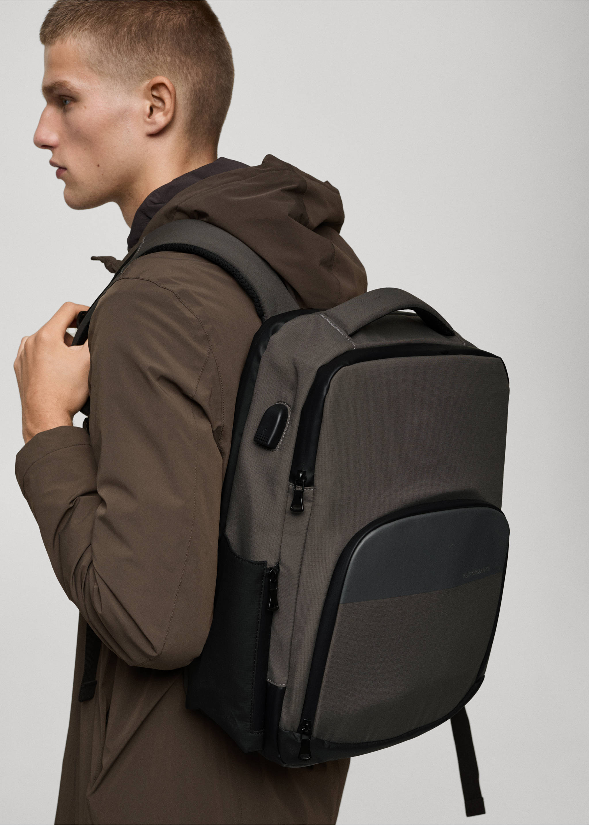 Wasserabweisender Rucksack mit USB-Anschluss - Detail des Artikels 9, Mittelbraun. Ref: 77035977-00.