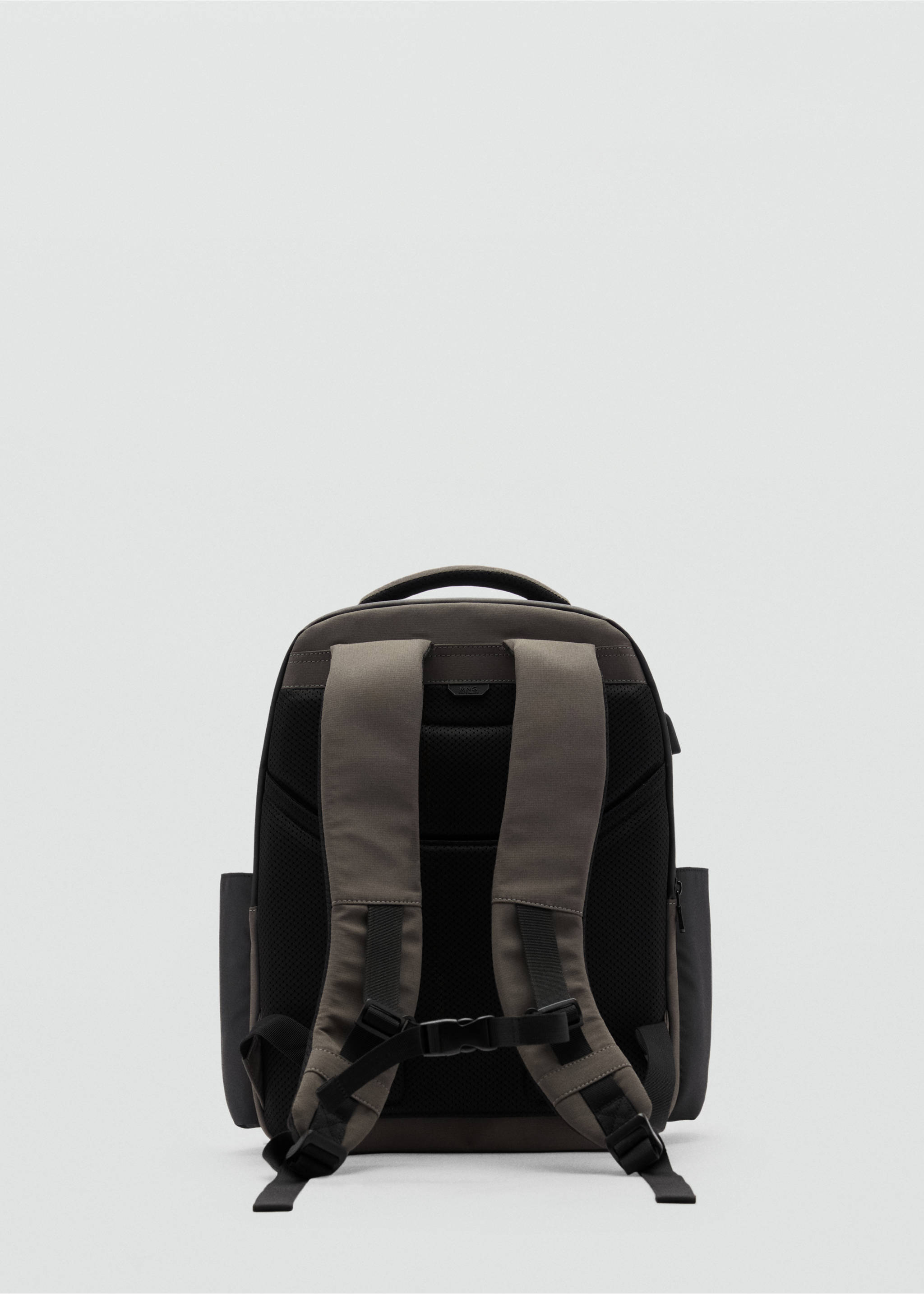 Wasserabweisender Rucksack mit USB-Anschluss - Detail des Artikels 4, Mittelbraun. Ref: 77035977-00.