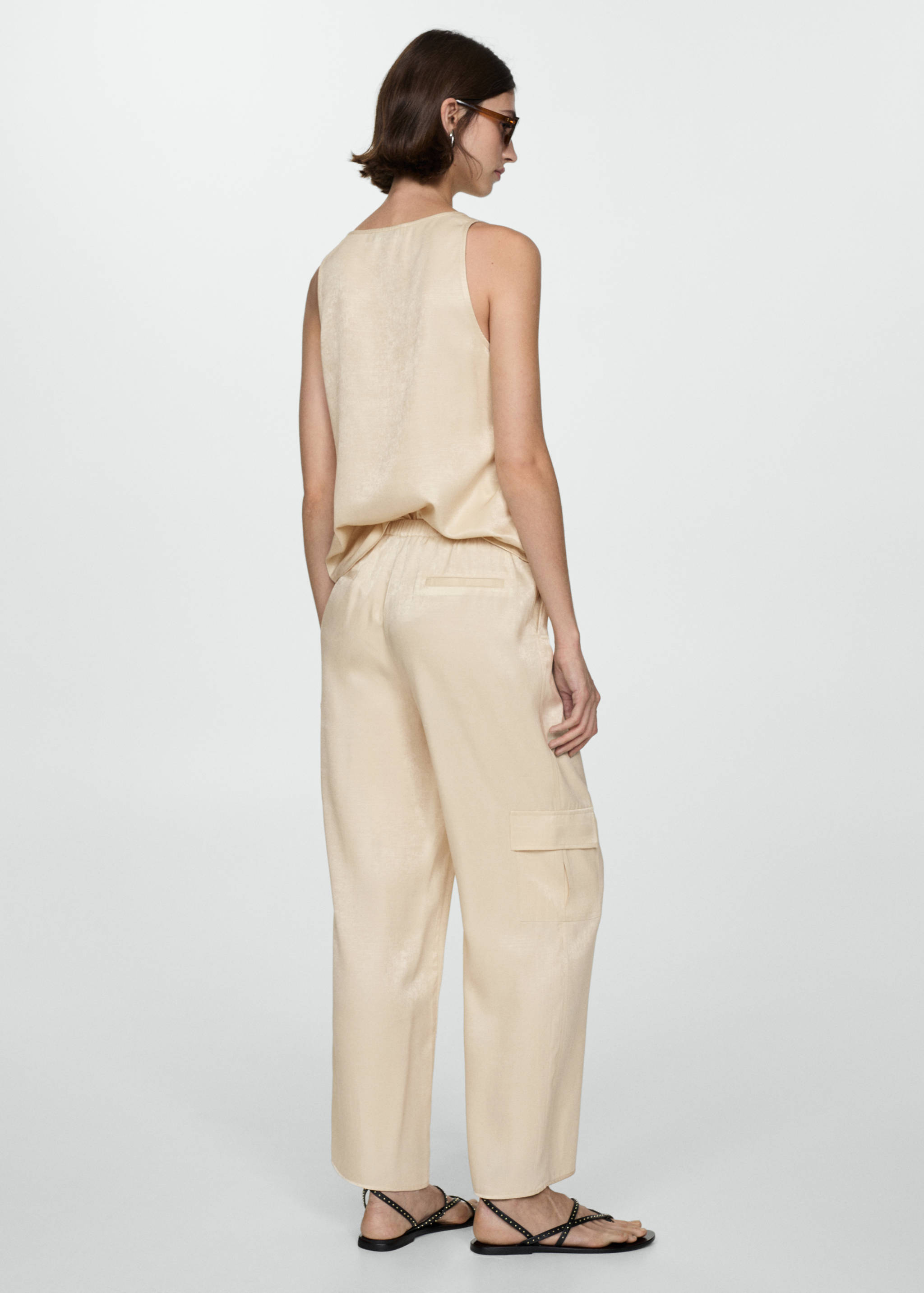 Gerade Hose mit Cargotaschen - Rückseite des Artikels
