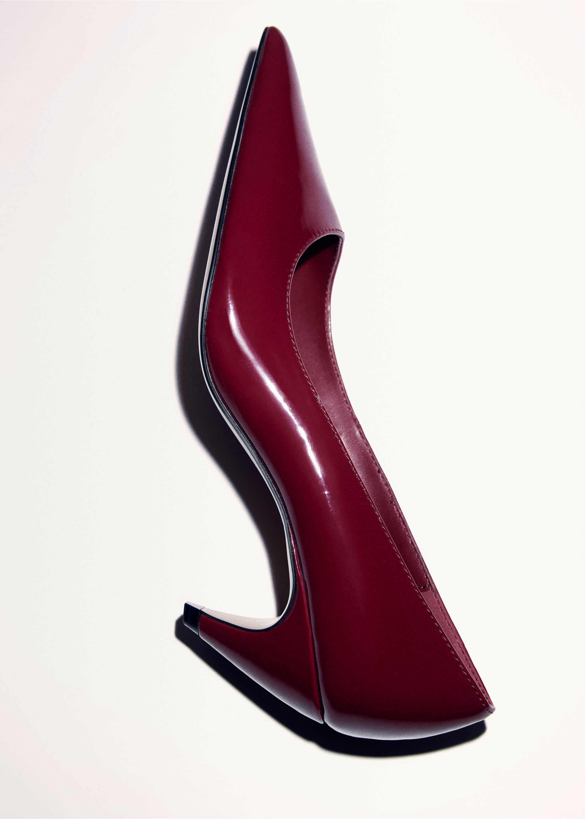 Patent leather heel shoes - Details of the article 5, Red. Ref: 77035999-00.