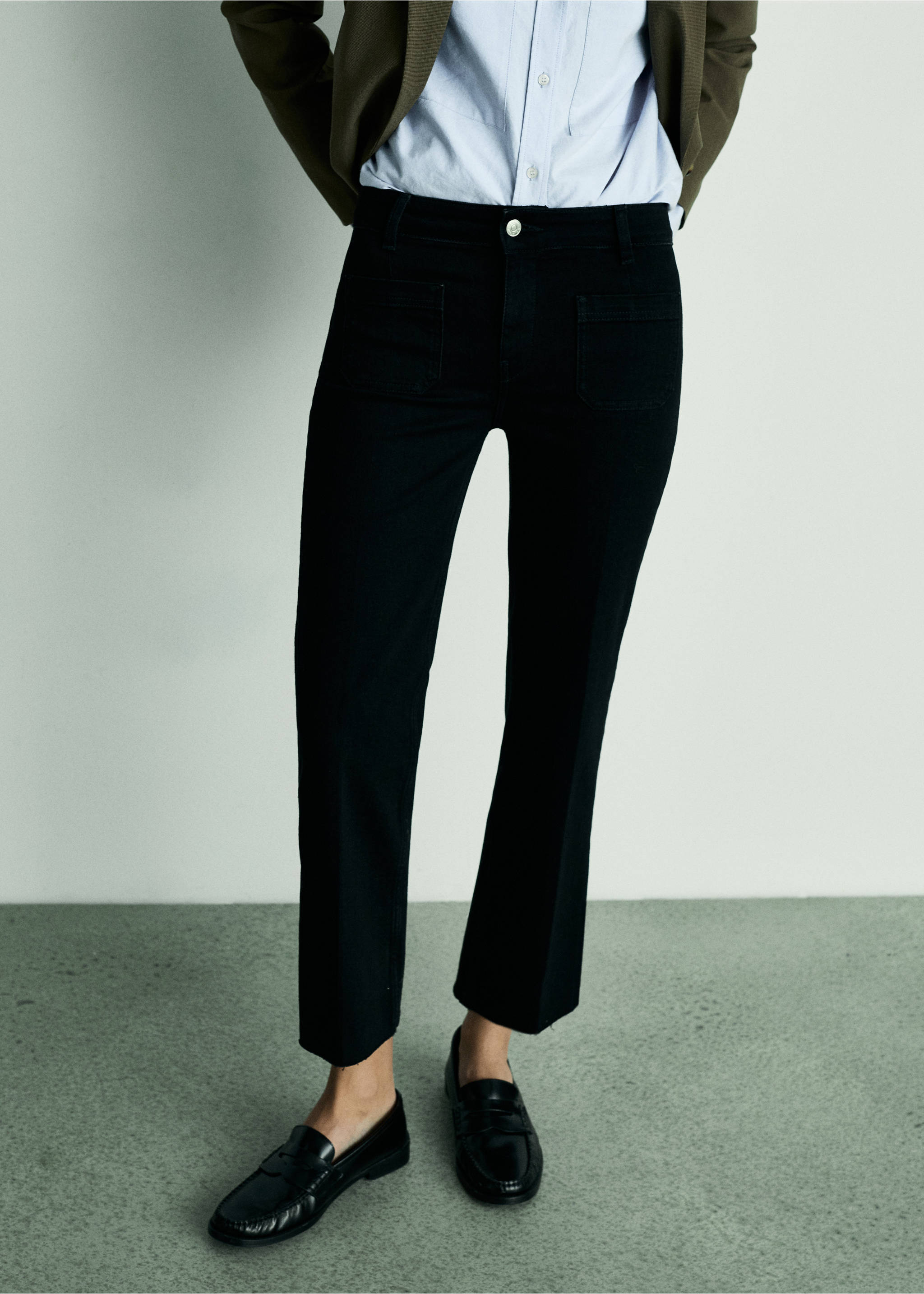 Flared-Jeans mit Taschen in Cropped-Länge - Mittlere Ansicht, Black denim. Ref: 77036356-00.