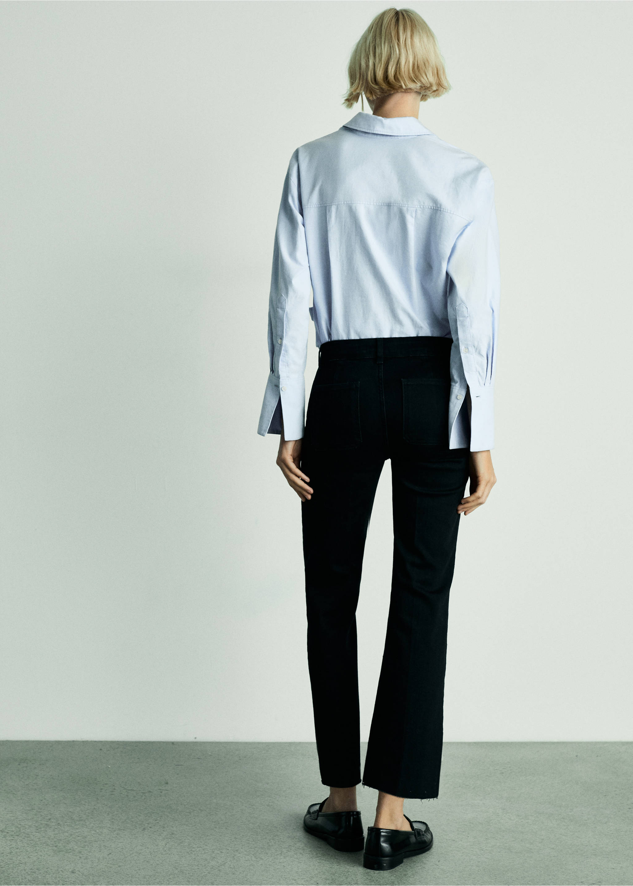 Flared-Jeans mit Taschen in Cropped-Länge - Rückseite des Artikels, Black denim. Ref: 77036356-00.