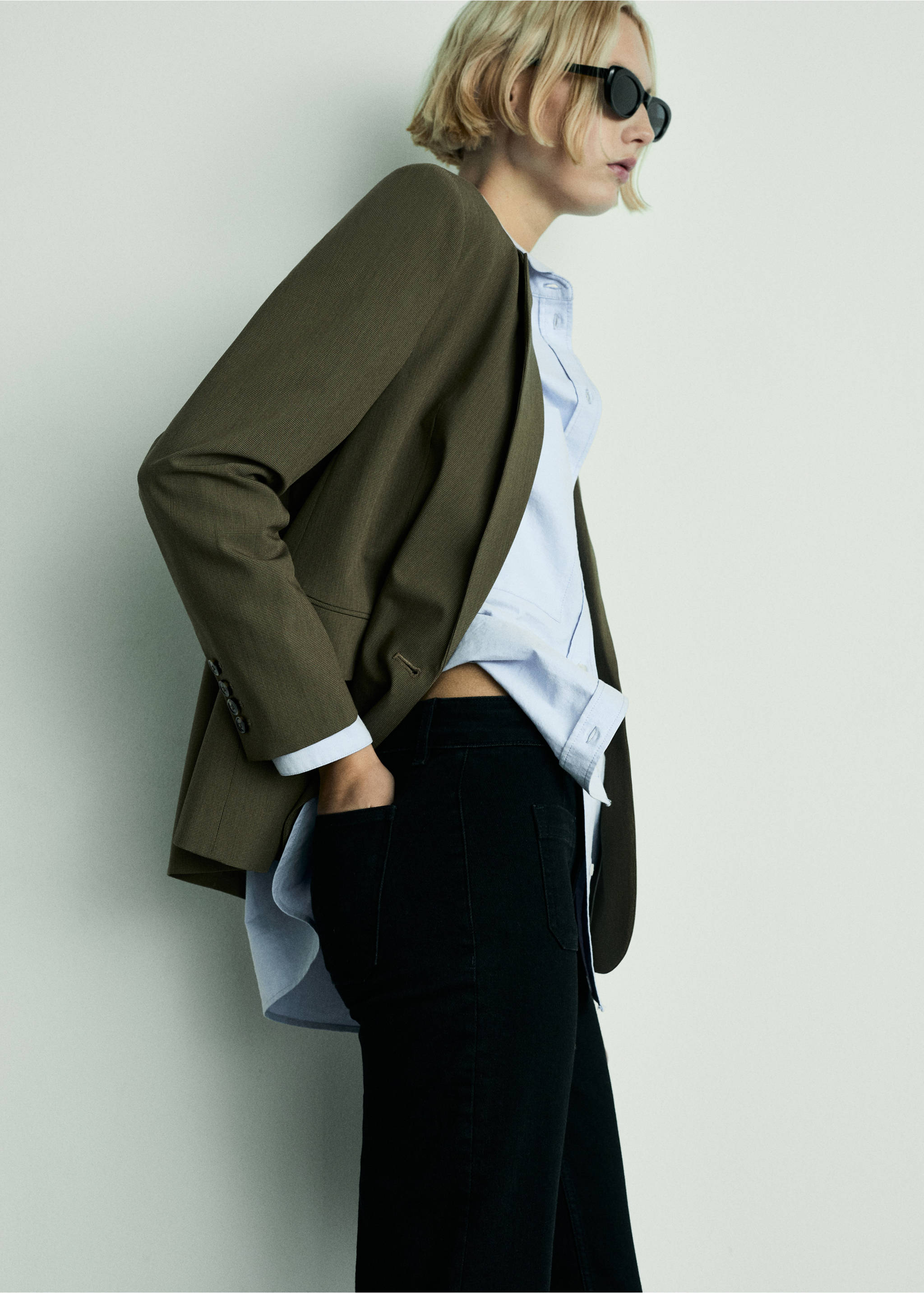 Flared-Jeans mit Taschen in Cropped-Länge - Detail des Artikels 1, Black denim. Ref: 77036356-00.