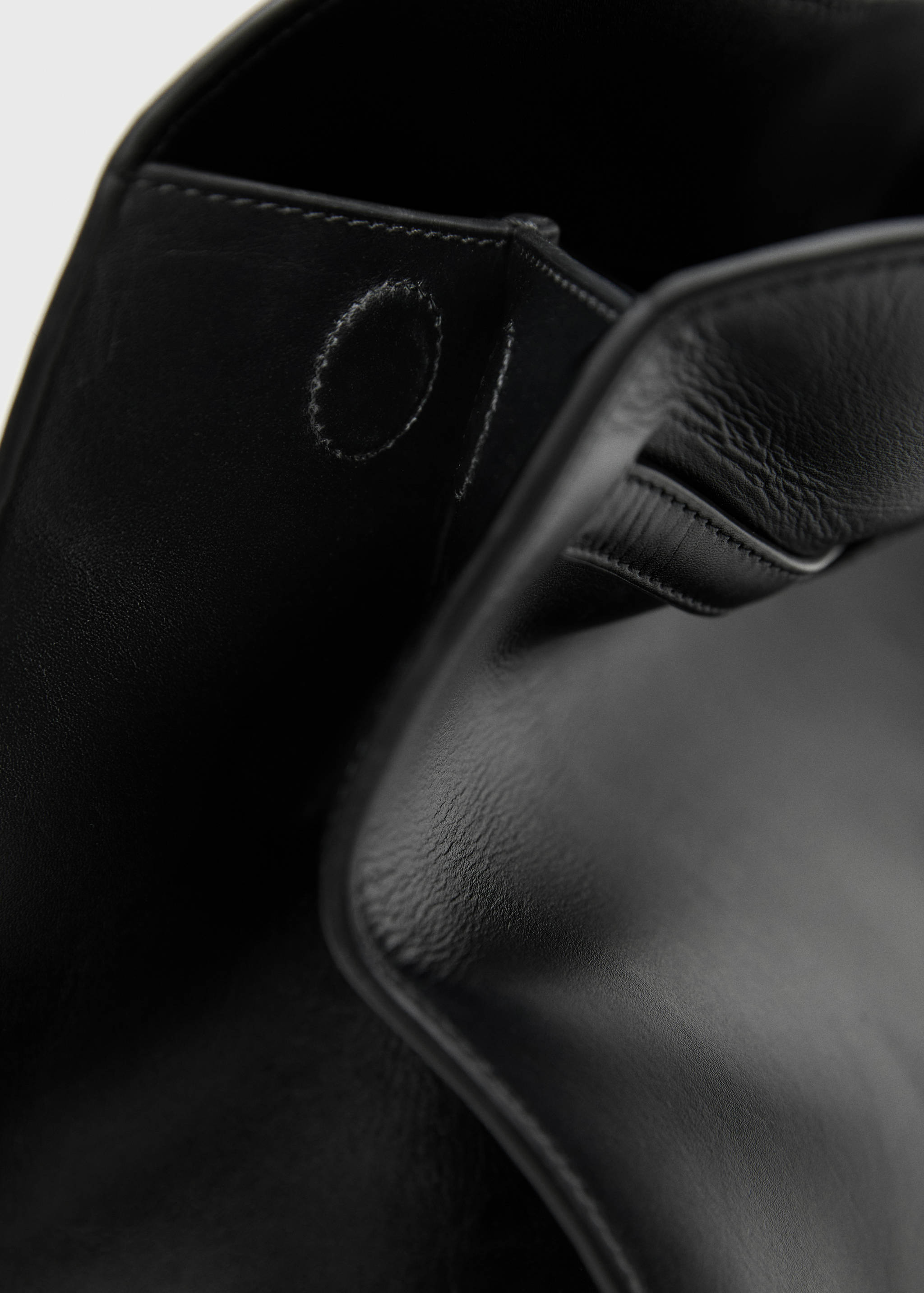 Leather shopper bag with buckle - Details of the article 2