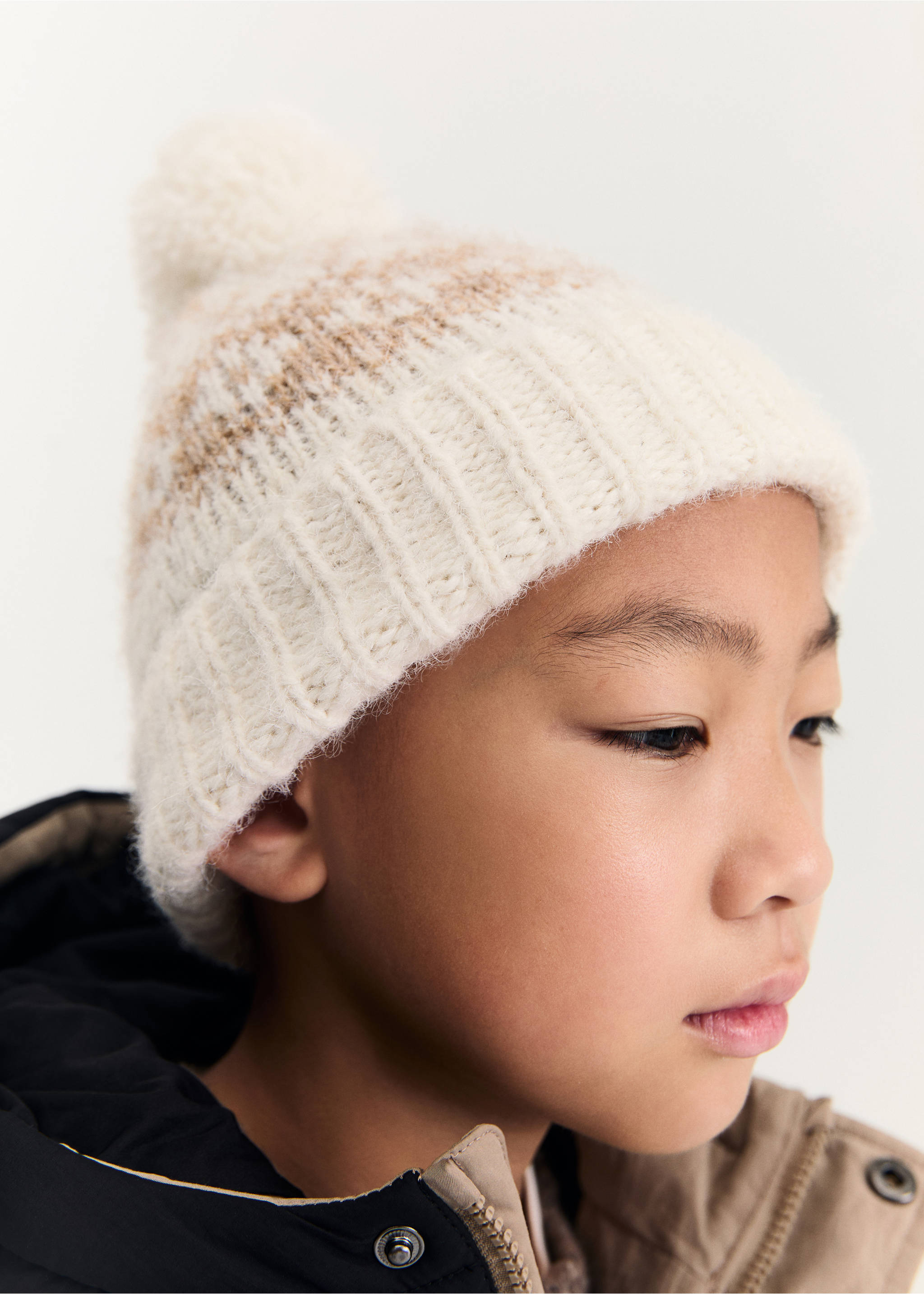 Jacquard pompom beanie - Details of the article 9, Ecru. Ref: 77036732-00.