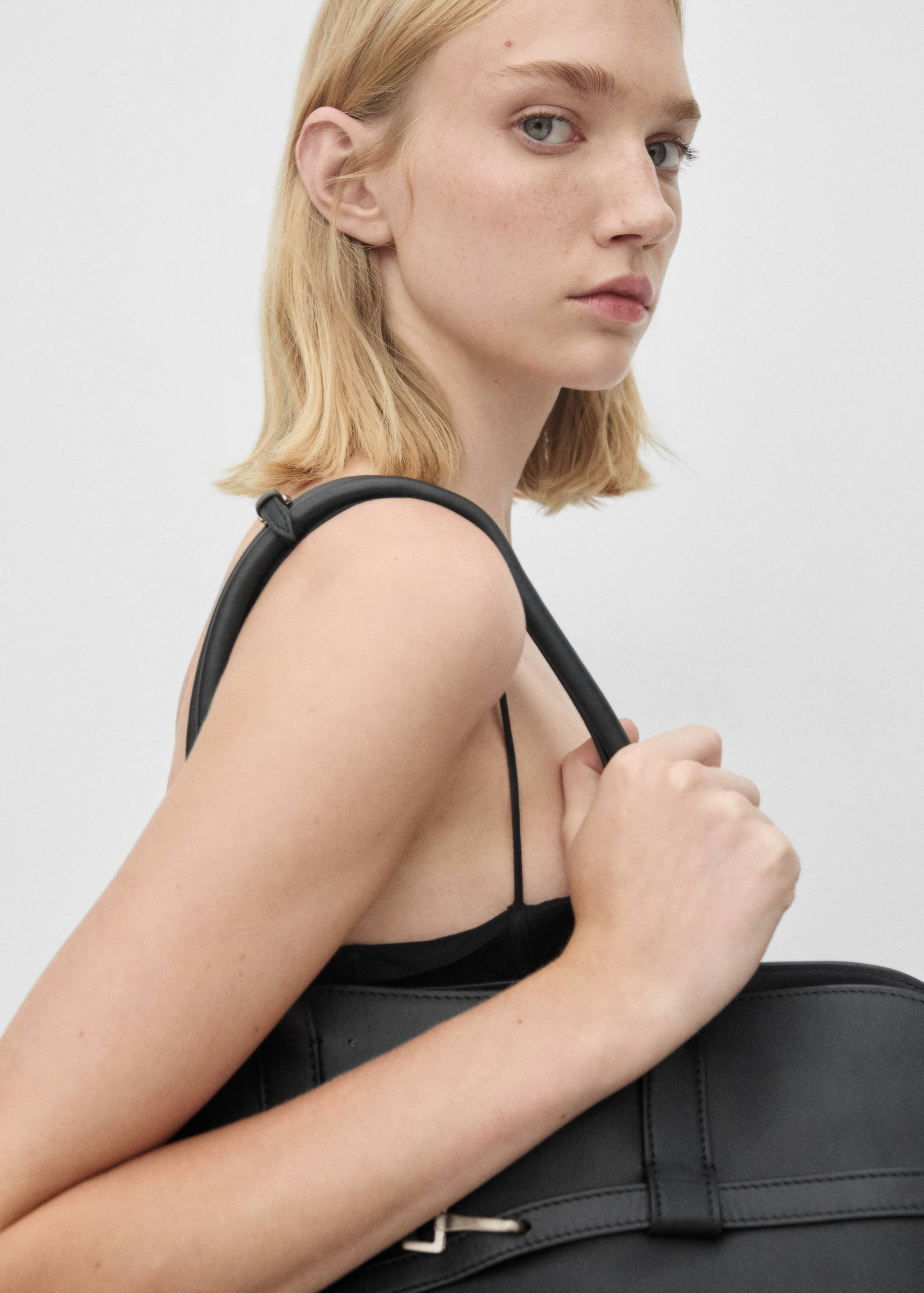 Kurzes Kleid mit Korsettausschnitt - Detail des Artikels 1
