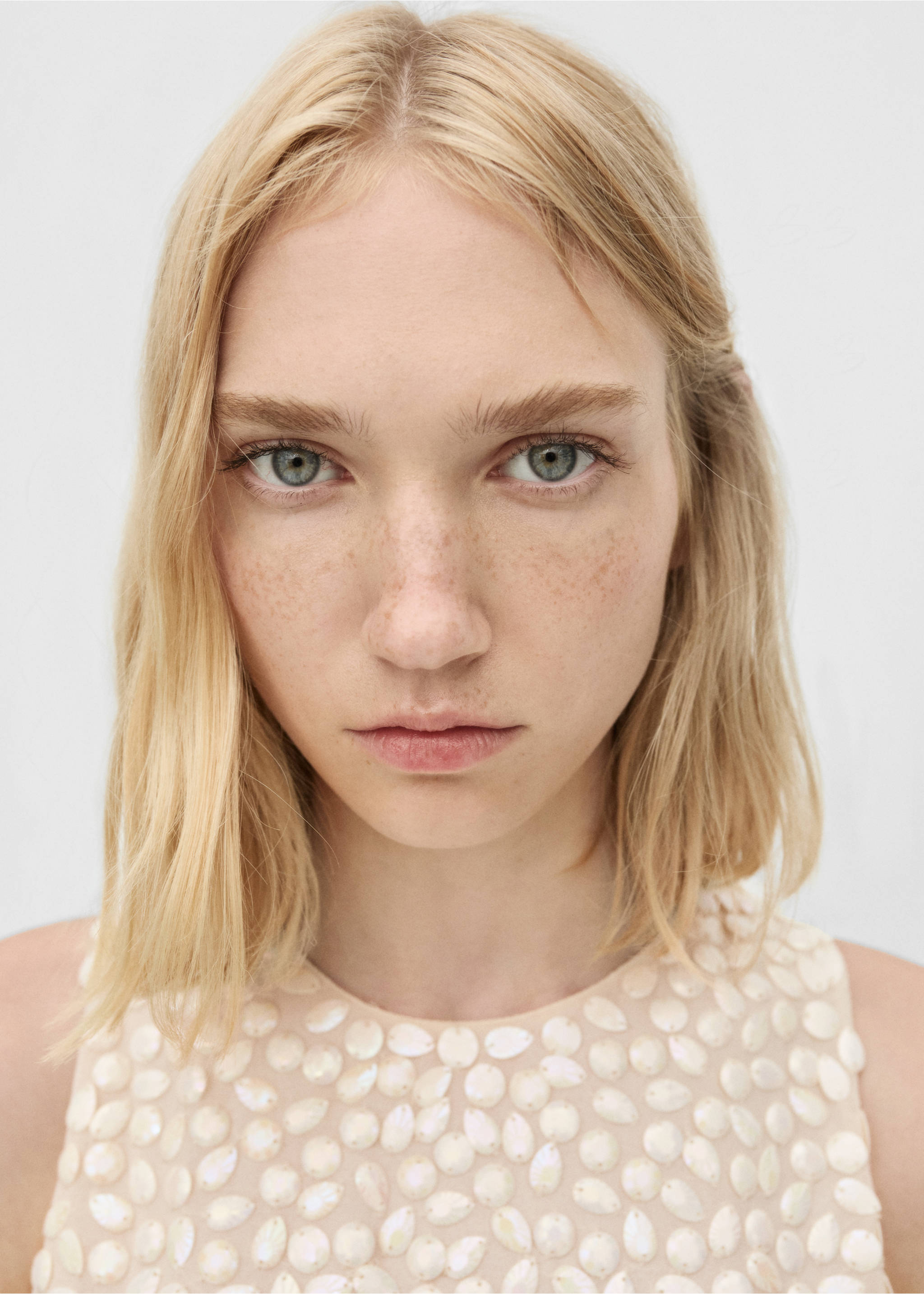 Kurzes Kleid mit Perlenverzierung - Detail des Artikels 1, Beige. Ref: 77036760-00.