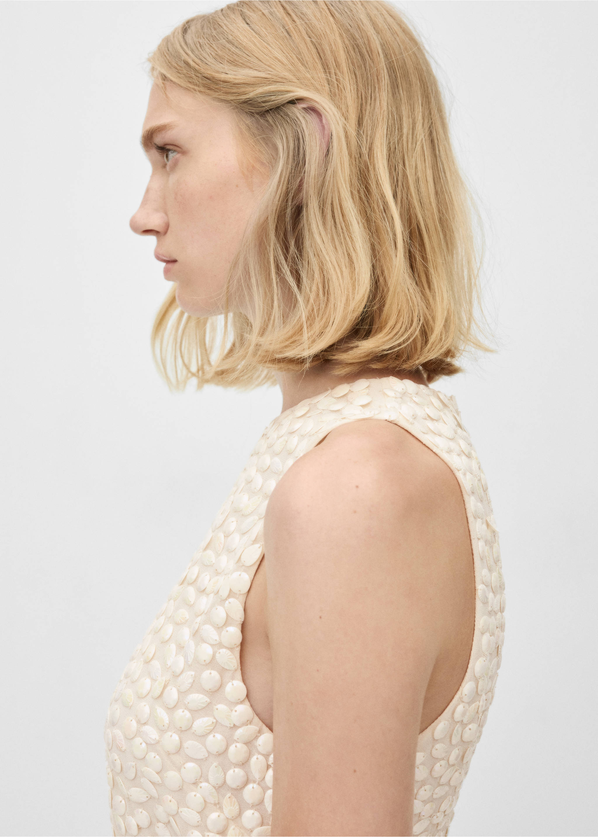 Kurzes Kleid mit Perlenverzierung - Detail des Artikels 6, Beige. Ref: 77036760-00.