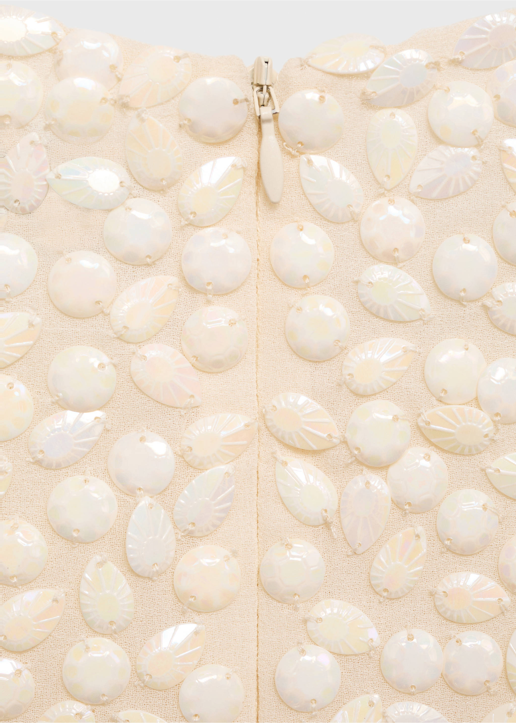 Kurzes Kleid mit Perlenverzierung - Detail des Artikels 0, Beige. Ref: 77036760-00.