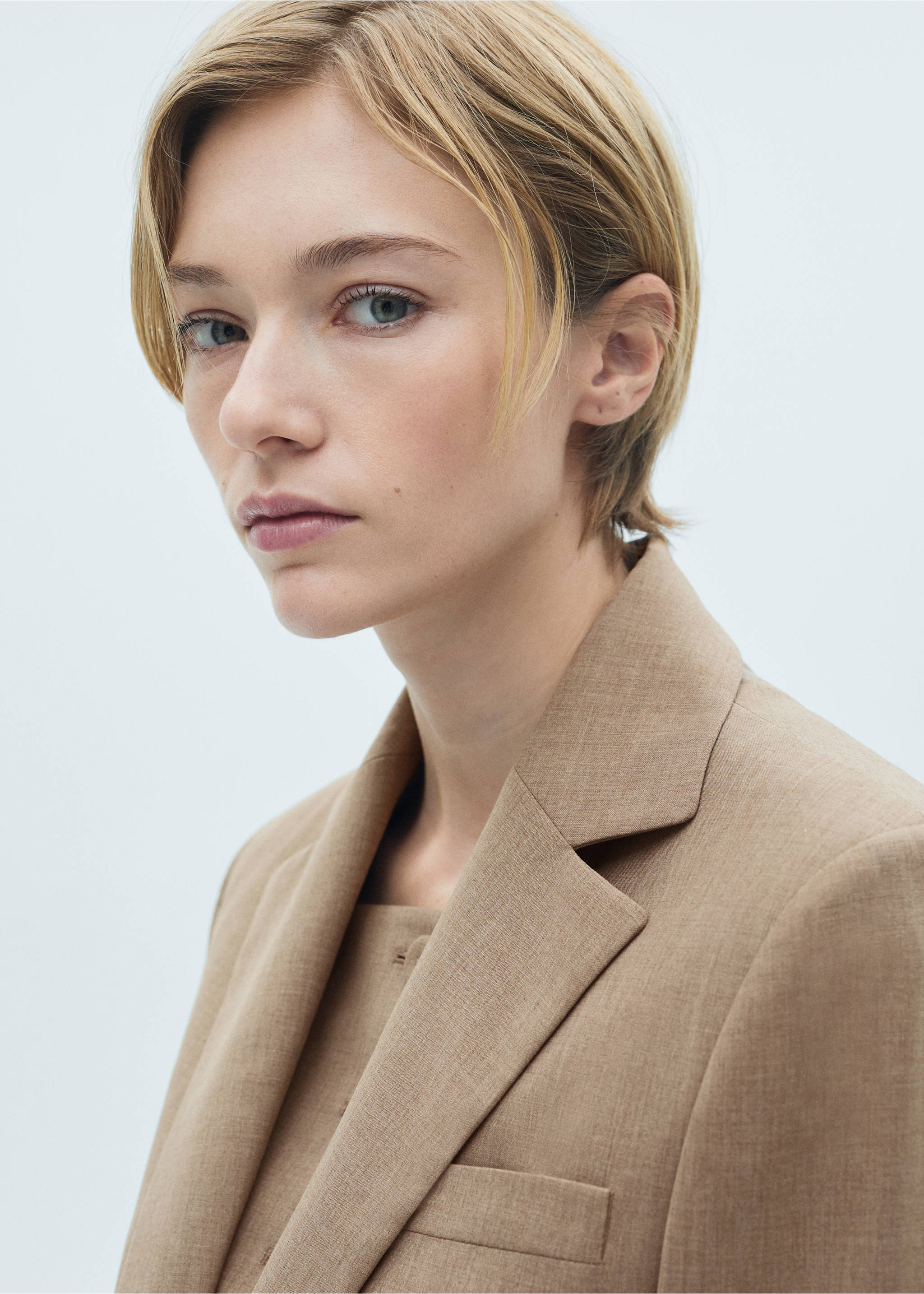 Blazer Anzug aus Wolle - Detail des Artikels 1, Braun. Ref: 77036762-00.