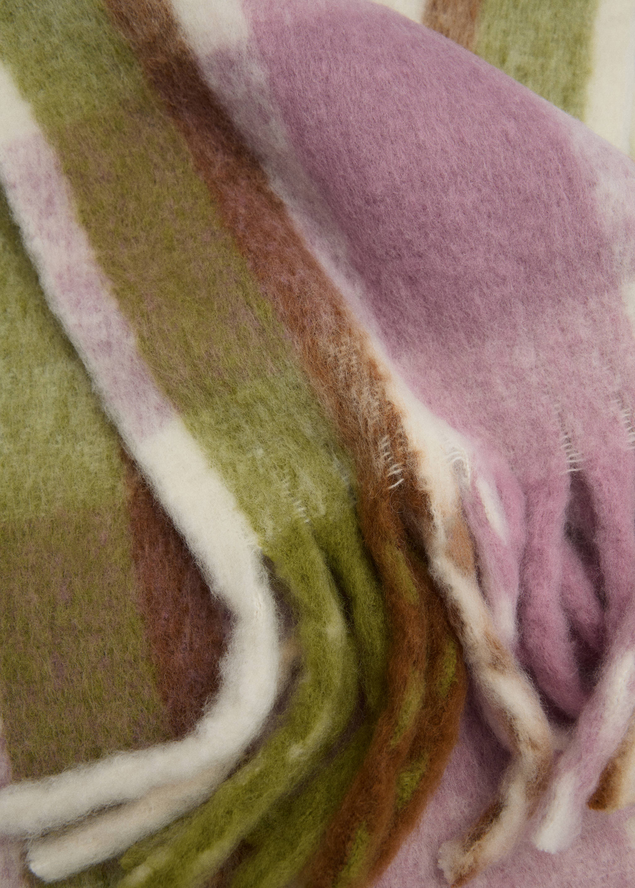 Karierter Schal mit Fransenabschlüssen - Mittlere Ansicht