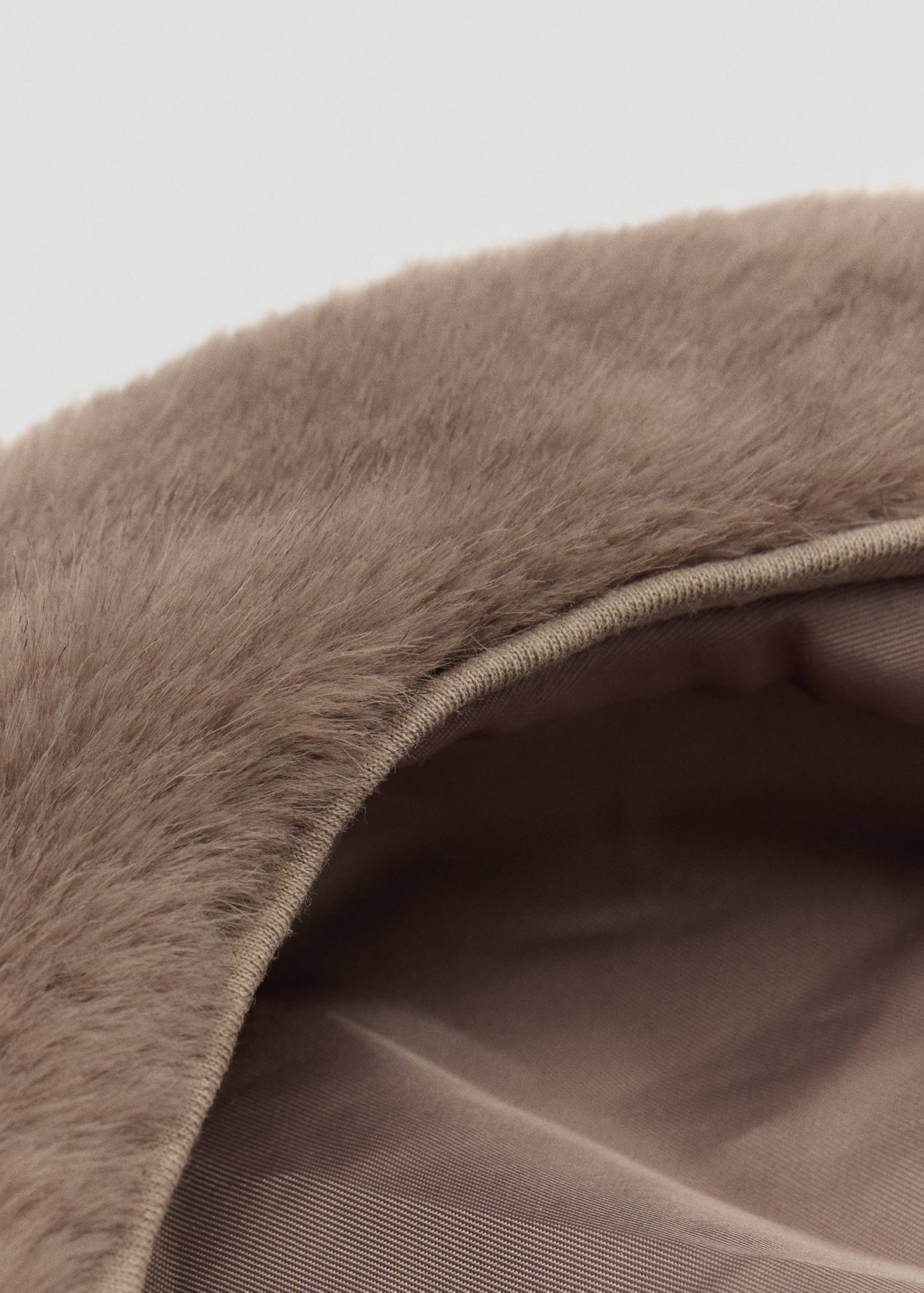 Fur-effect beret with pompom - Details of the article 1